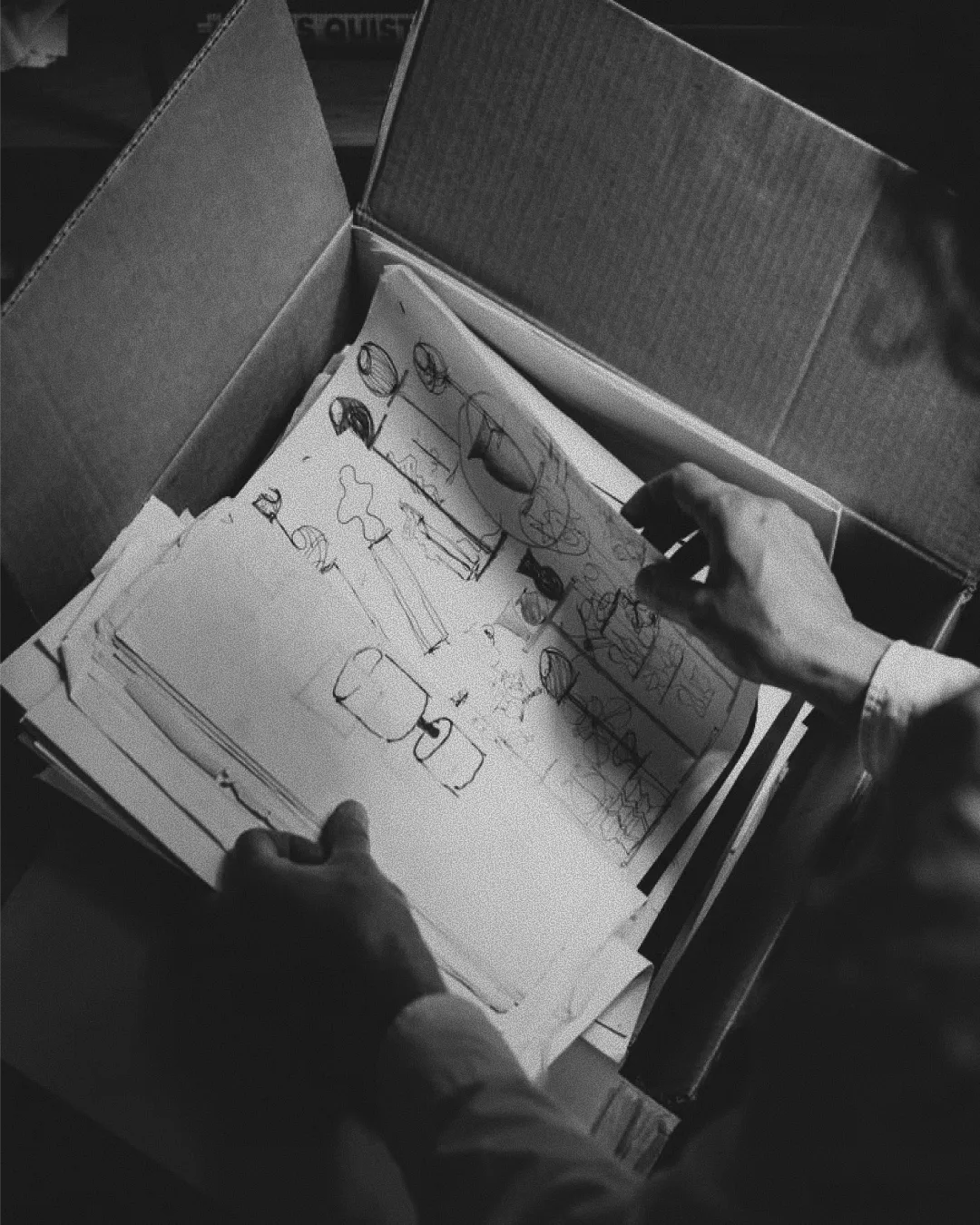 Un carnet de recherches ouvert sur des croquis d’objets.