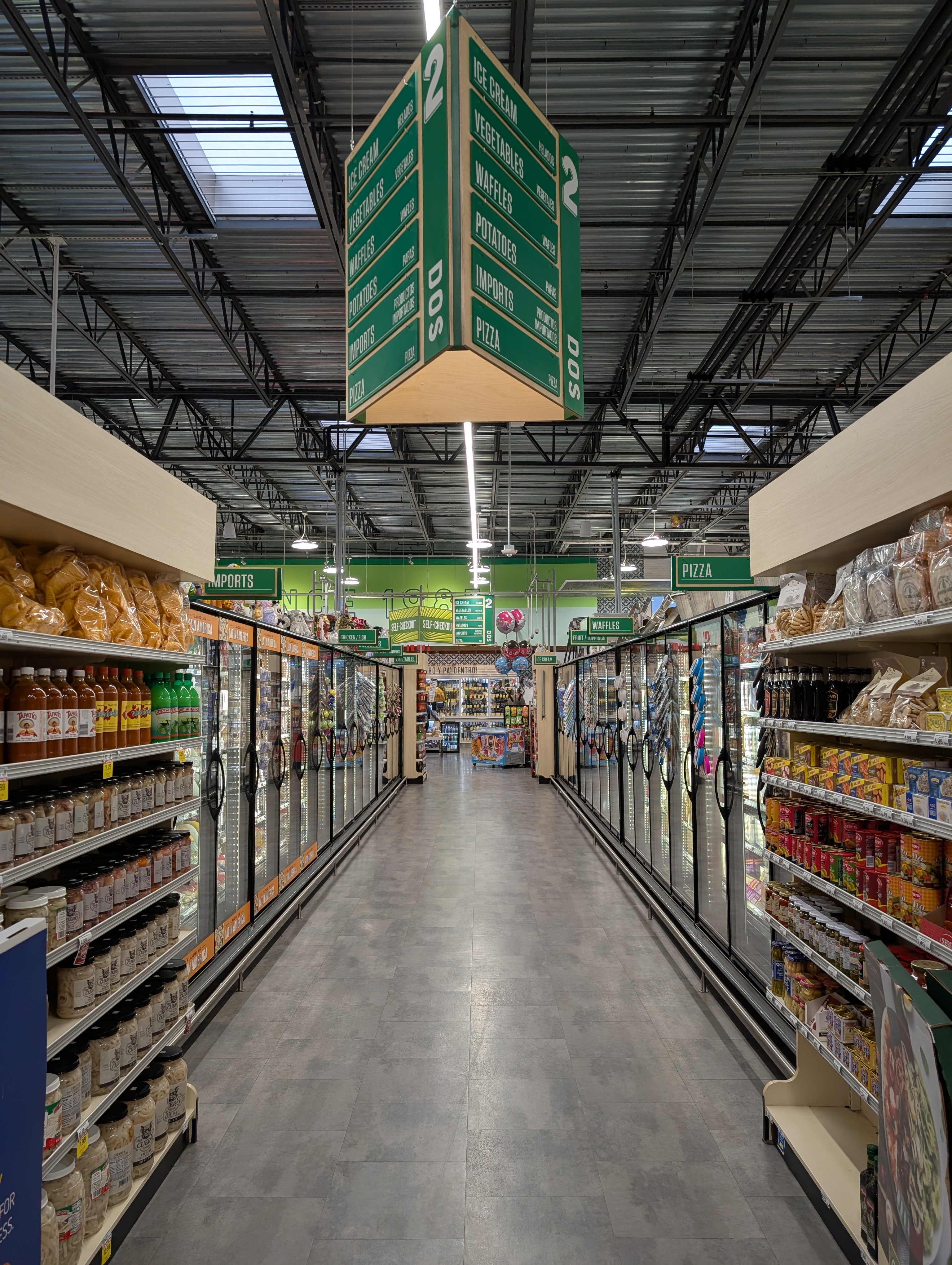 Allées de rayons chez Vallarta Supermarkets après le déploiement de la technologie Smartway pour la gestion des produits à date courte