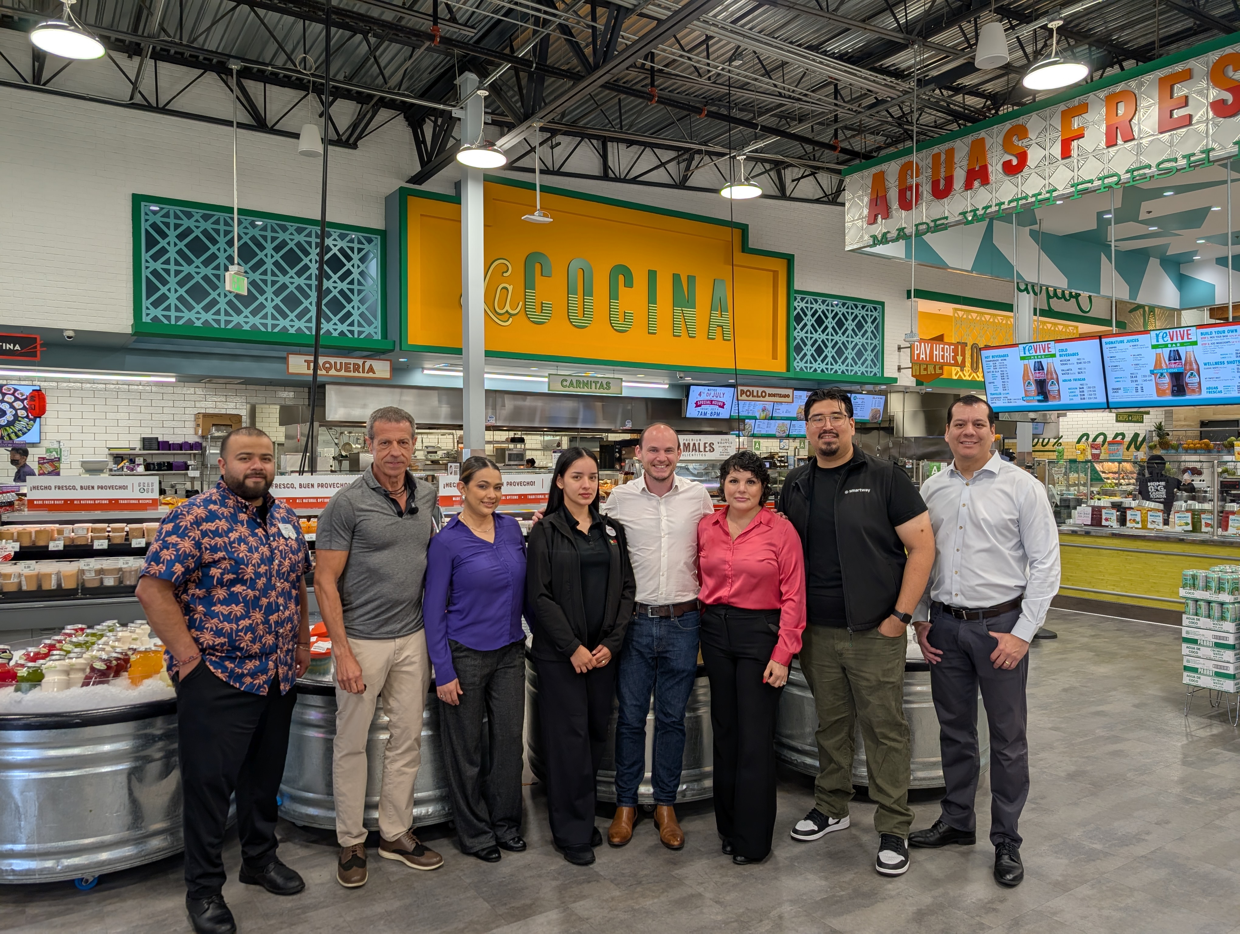 Équipes de Vallarta Supermarkets et de Smartway en magasin lors du lancement du projet de gestion du gaspillage alimentaire