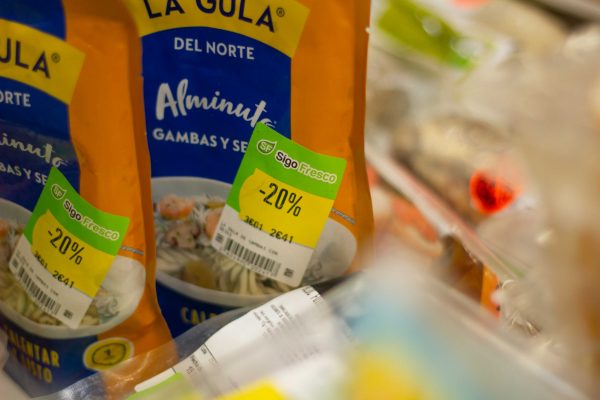 étiquette de discount smartway sur articles à date courte dans un supermarché eleclerc