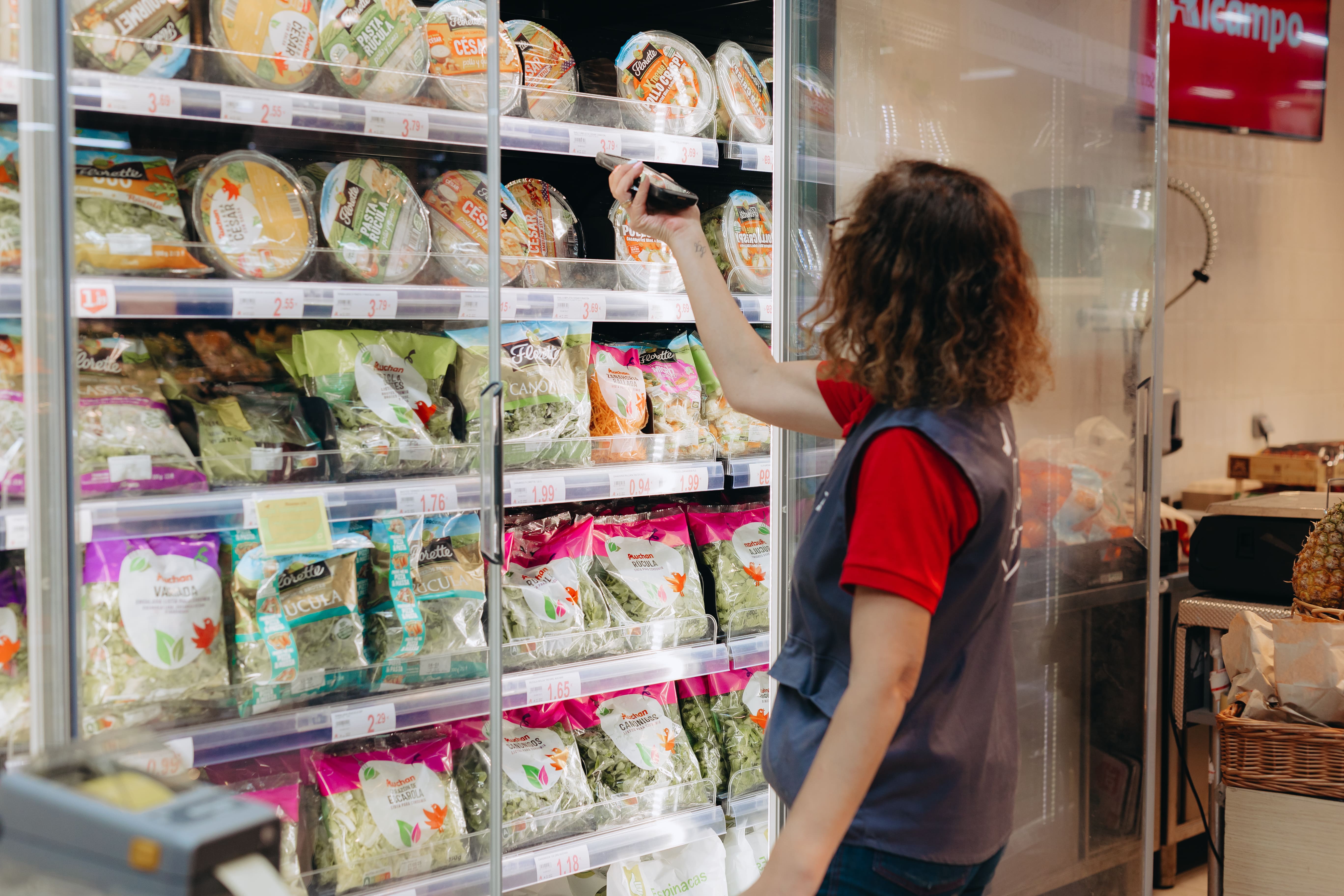 alcampo store employee using smartway smardetection to find expired products