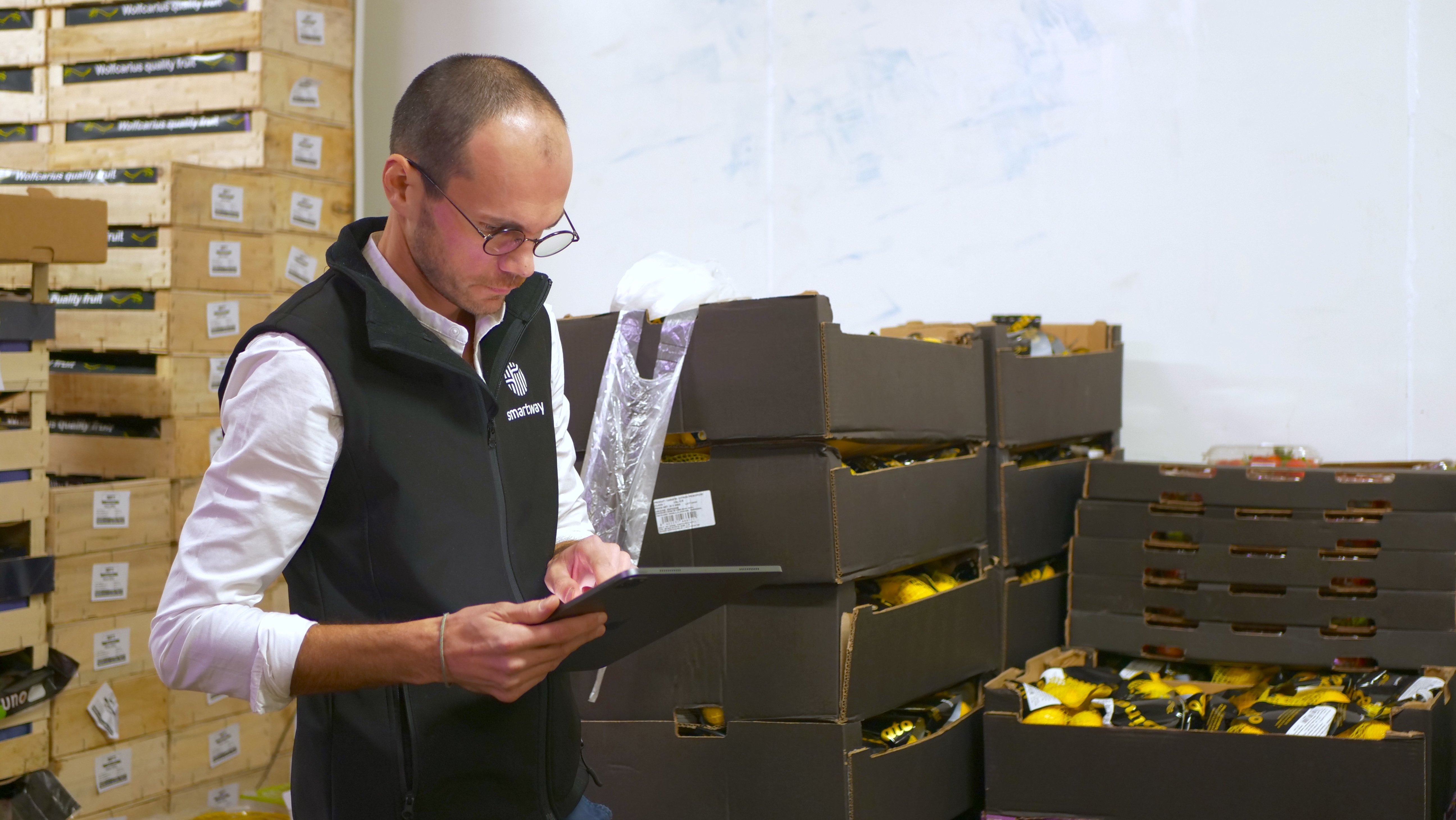 manager fruits et legumes en réserve vérifiant les stocks pour passer une nouvelle commande