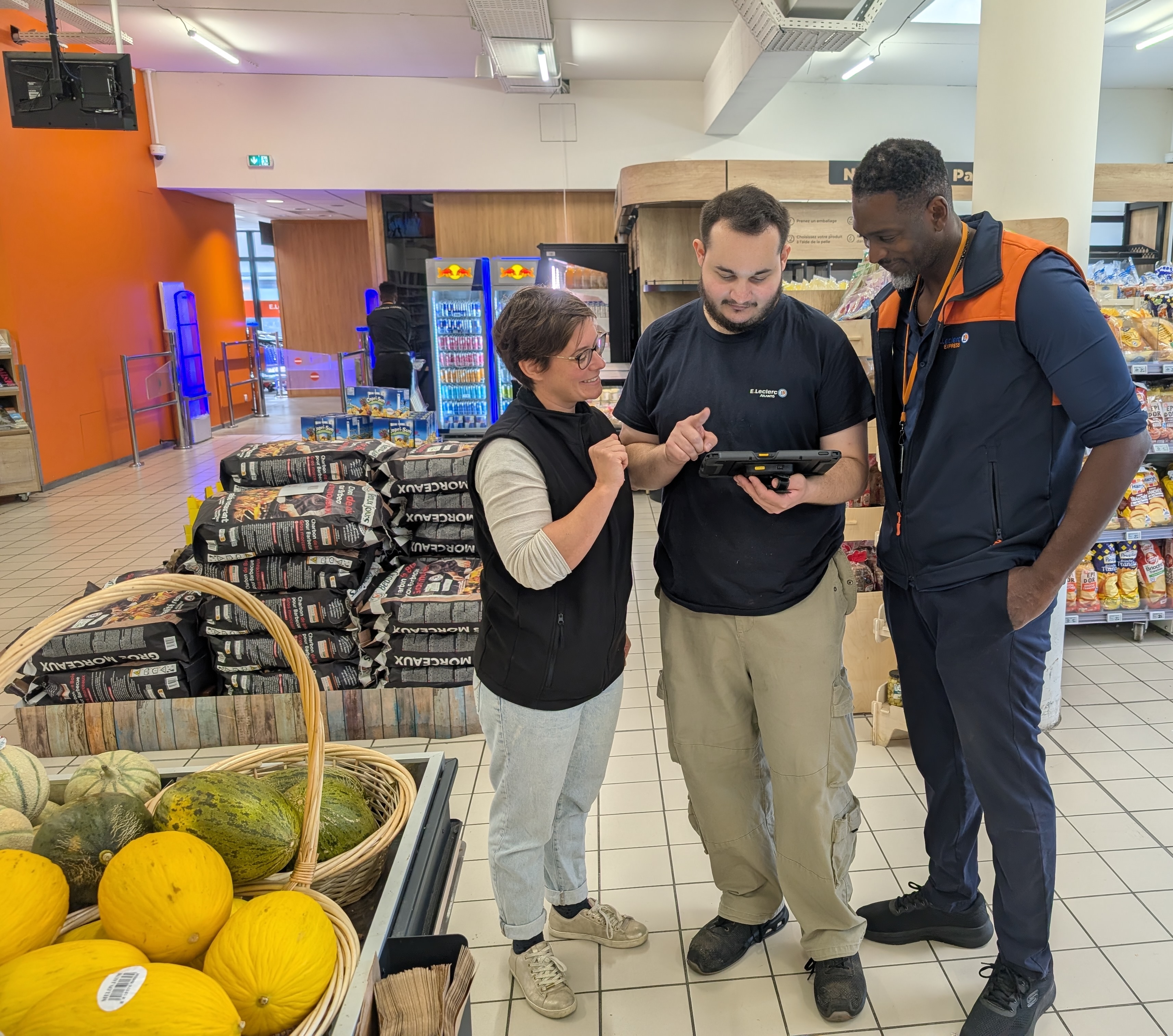 directeur de magasin et responsable de rayon fruits et légumes expérimenté forment le nouveau employé de rayon pour prendre la relève sur le rayon le plus difficile