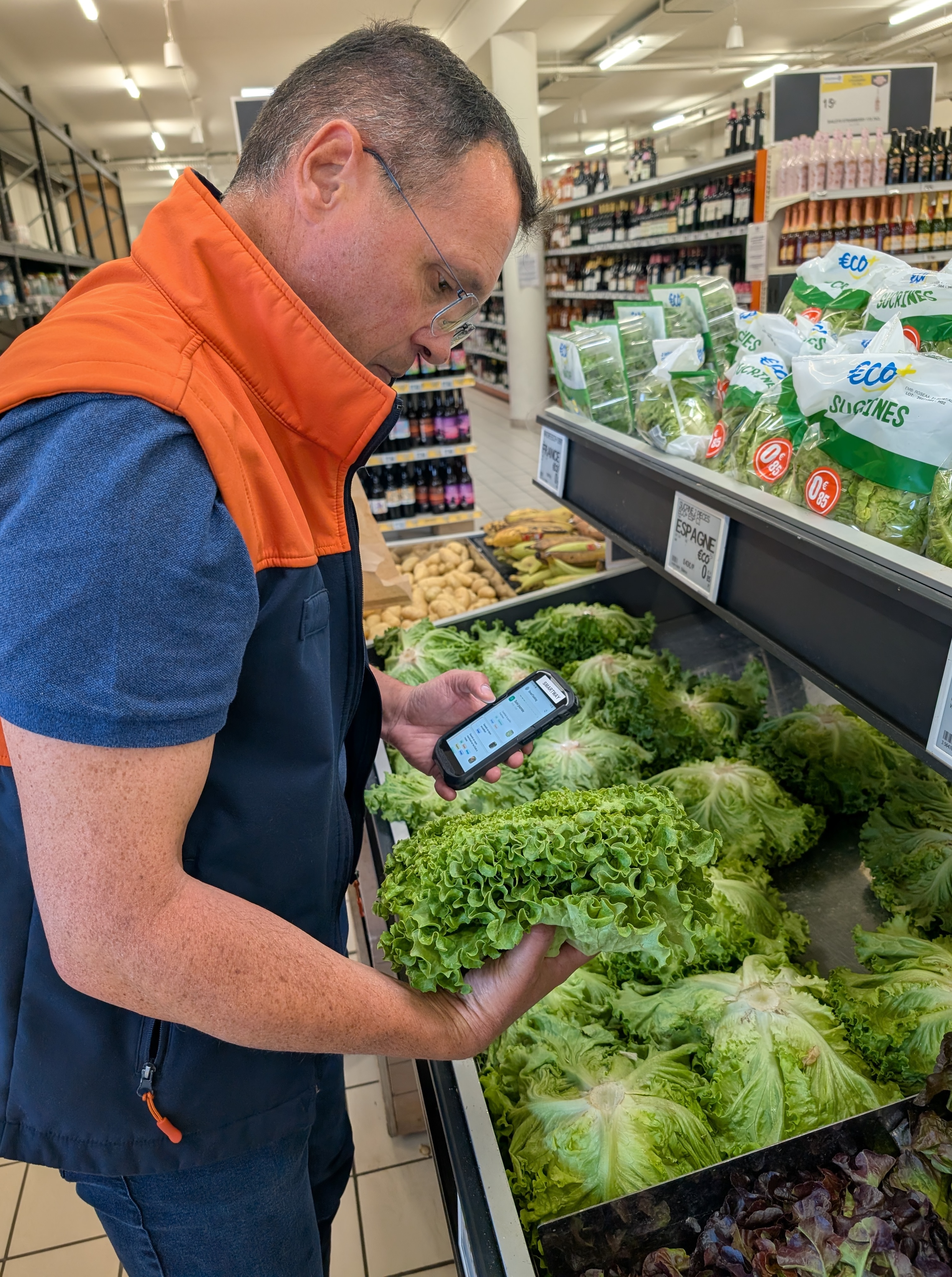 responsable de rayon expérimenté qui s'occupe du rayon fruits et légumes avec ses connaissances pour les passer  son prochain