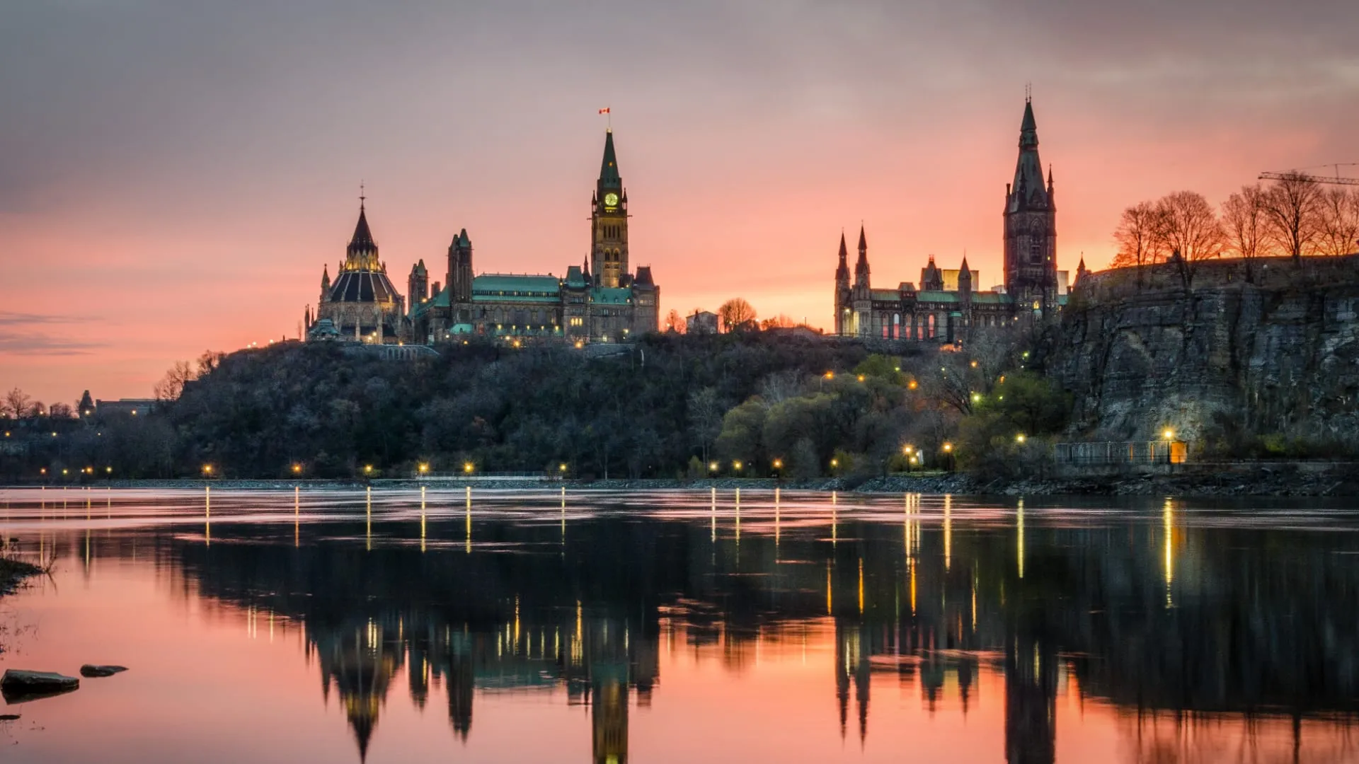 Le parlement à Ottawa avec une vue sur la rivière.