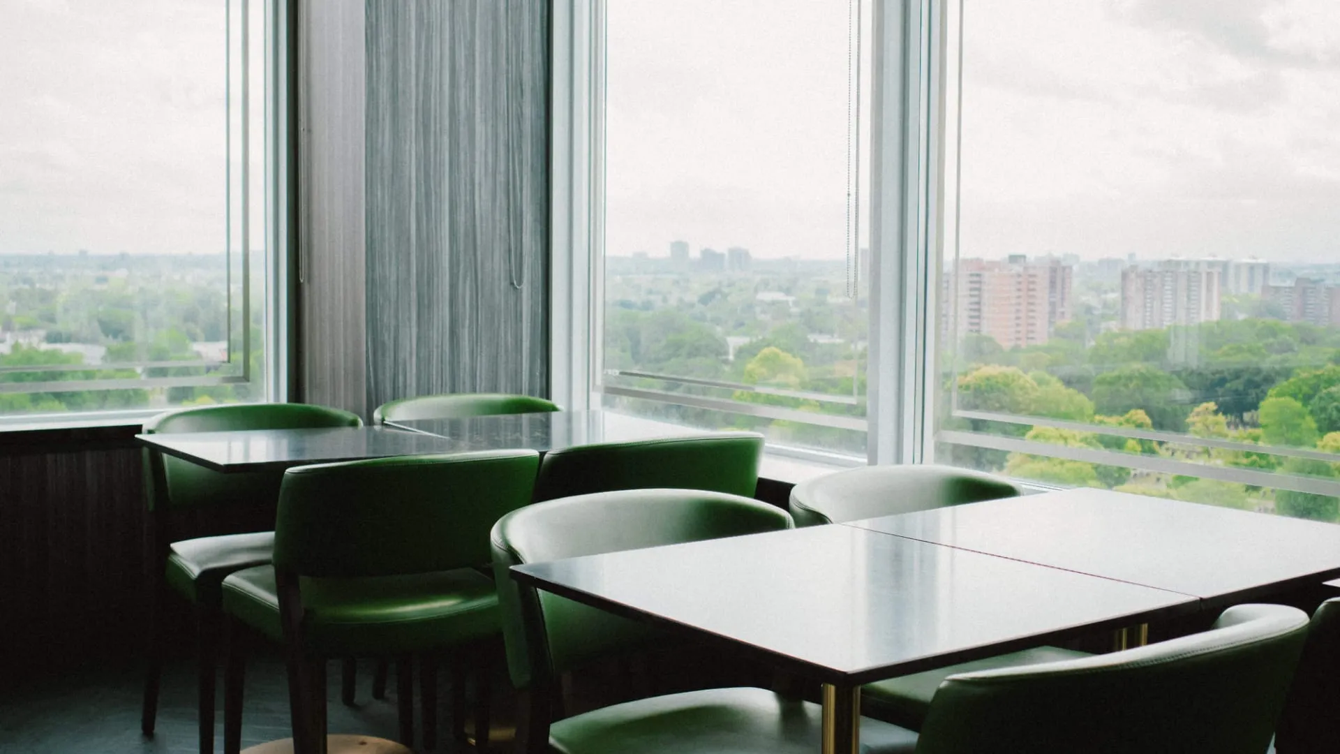 Tables de restaurant avec une vue panoramique