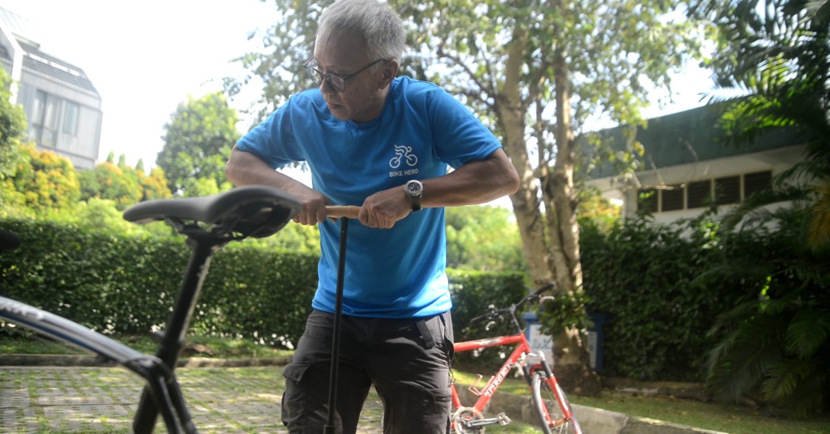 Bike Hero mechanic setting tyre pressure during a doorstep bicycle service