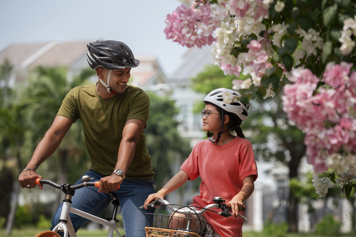 bicycle repair shop, bicycle serving, bicycle repair, bicycle maintenance, to teach cycling to a kid