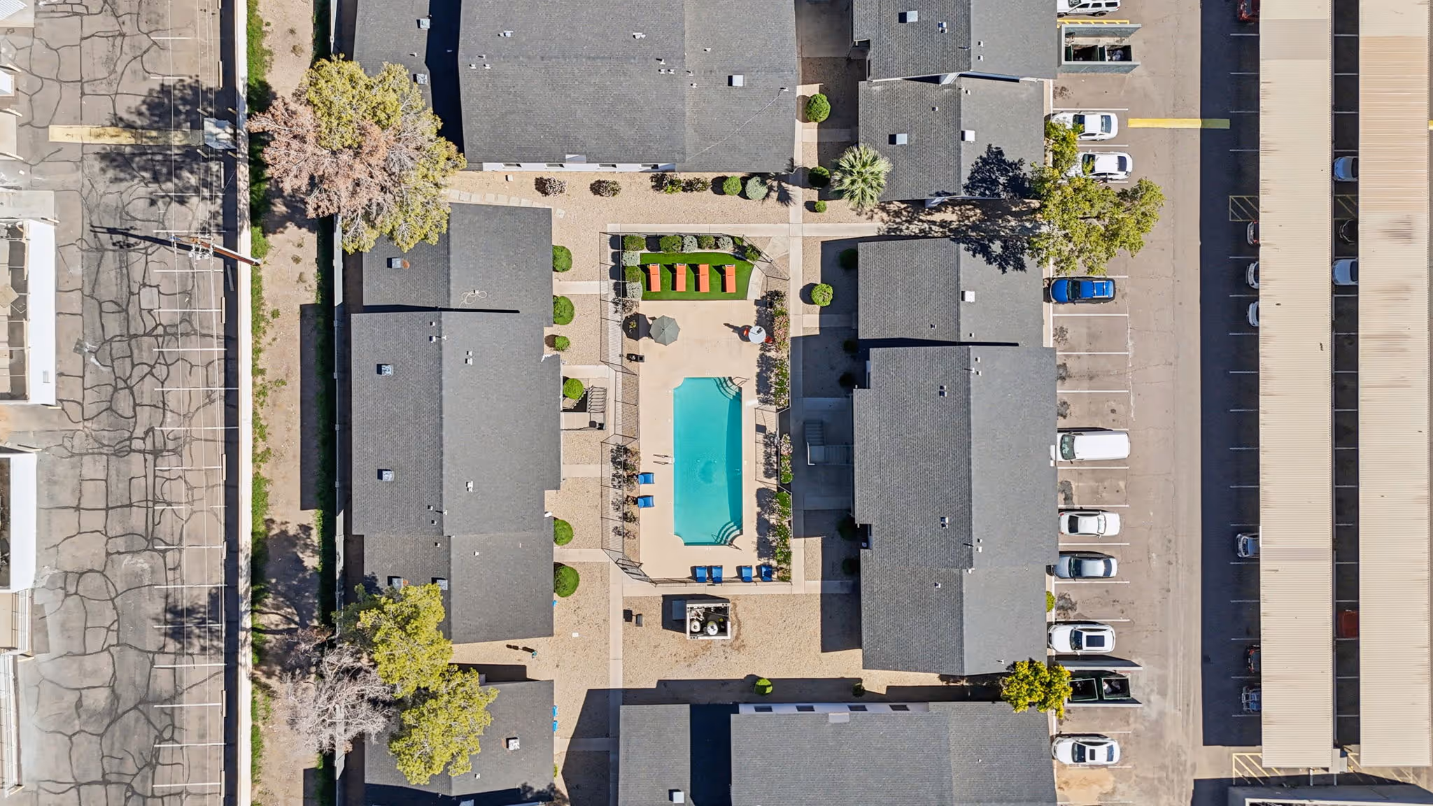 birds eye view of complex with view of pool in center