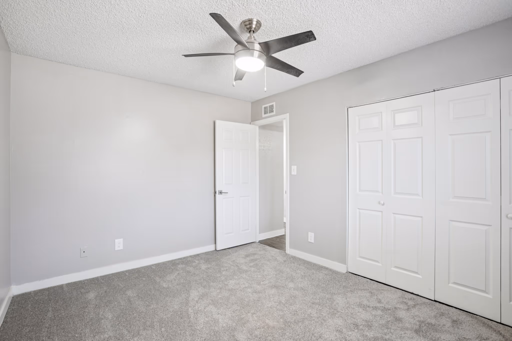 unfurnished bedroom with closet