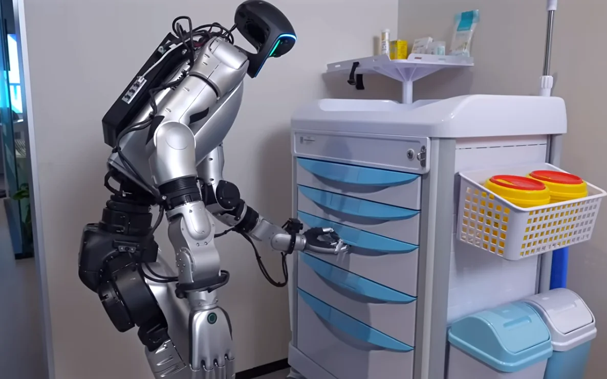 Unitree Robot with UnifoLM-OminiA-0.3 combining interactive understanding with whole-body mobile manipulation finding items