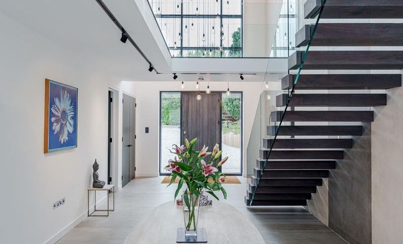 [team] image of teamwork in the studio