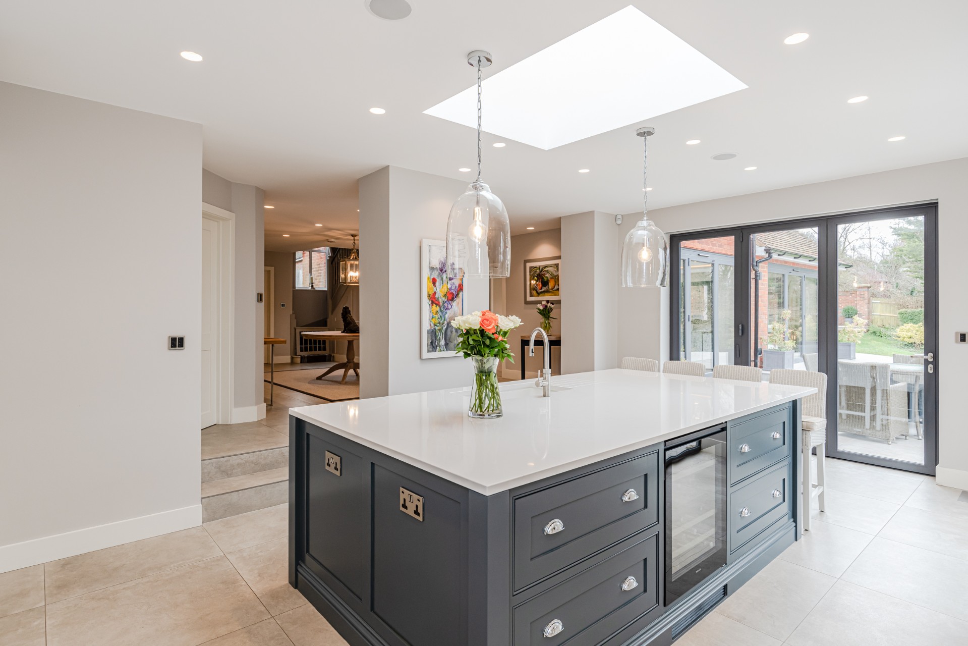 [team] image of teamwork in the studio