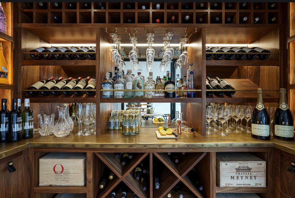 [team] image of teamwork in the studio