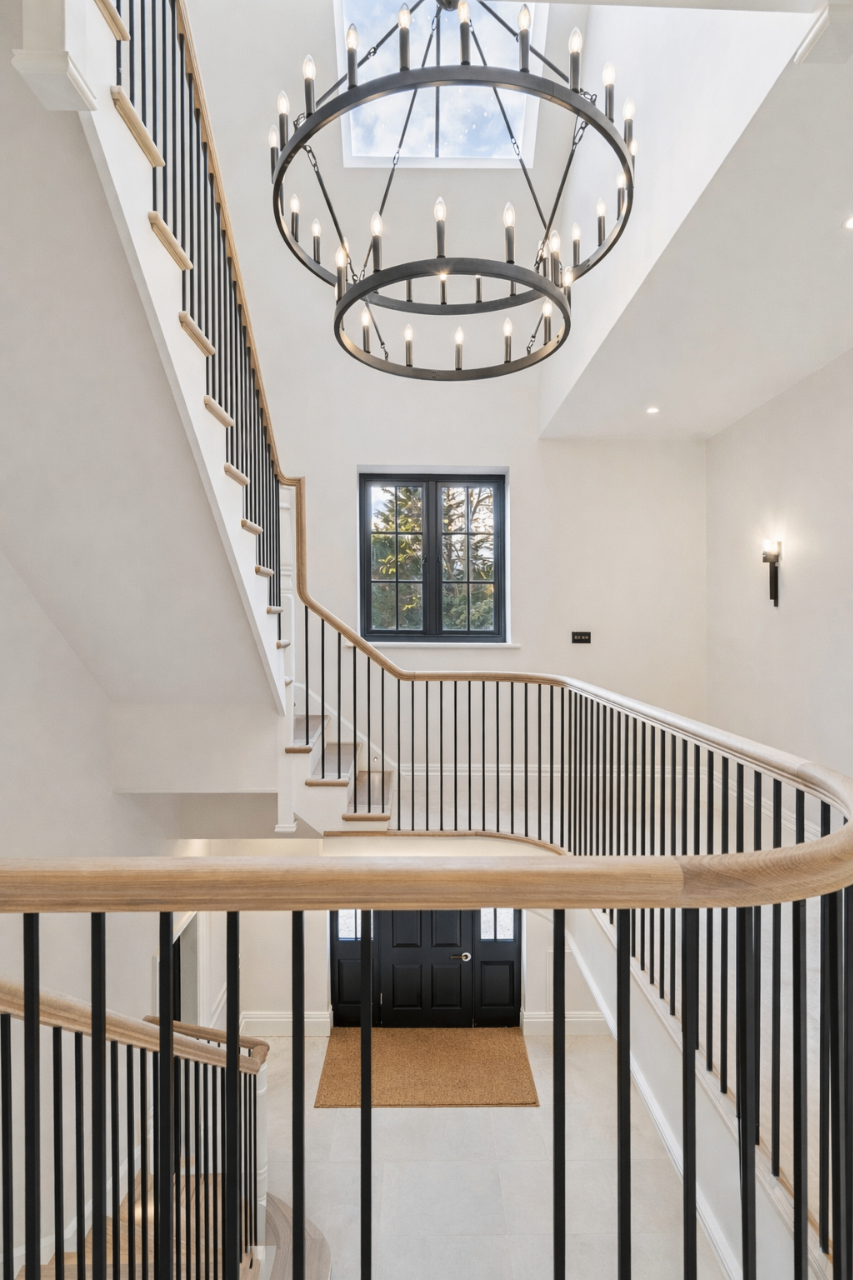 [team] image of teamwork in the studio