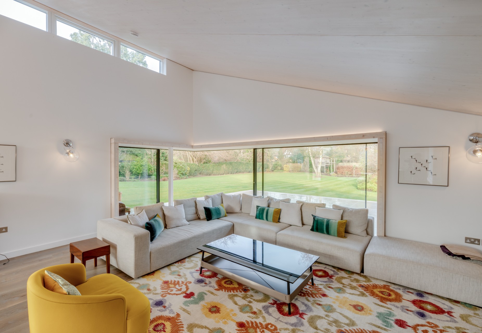 [team] image of teamwork in the studio