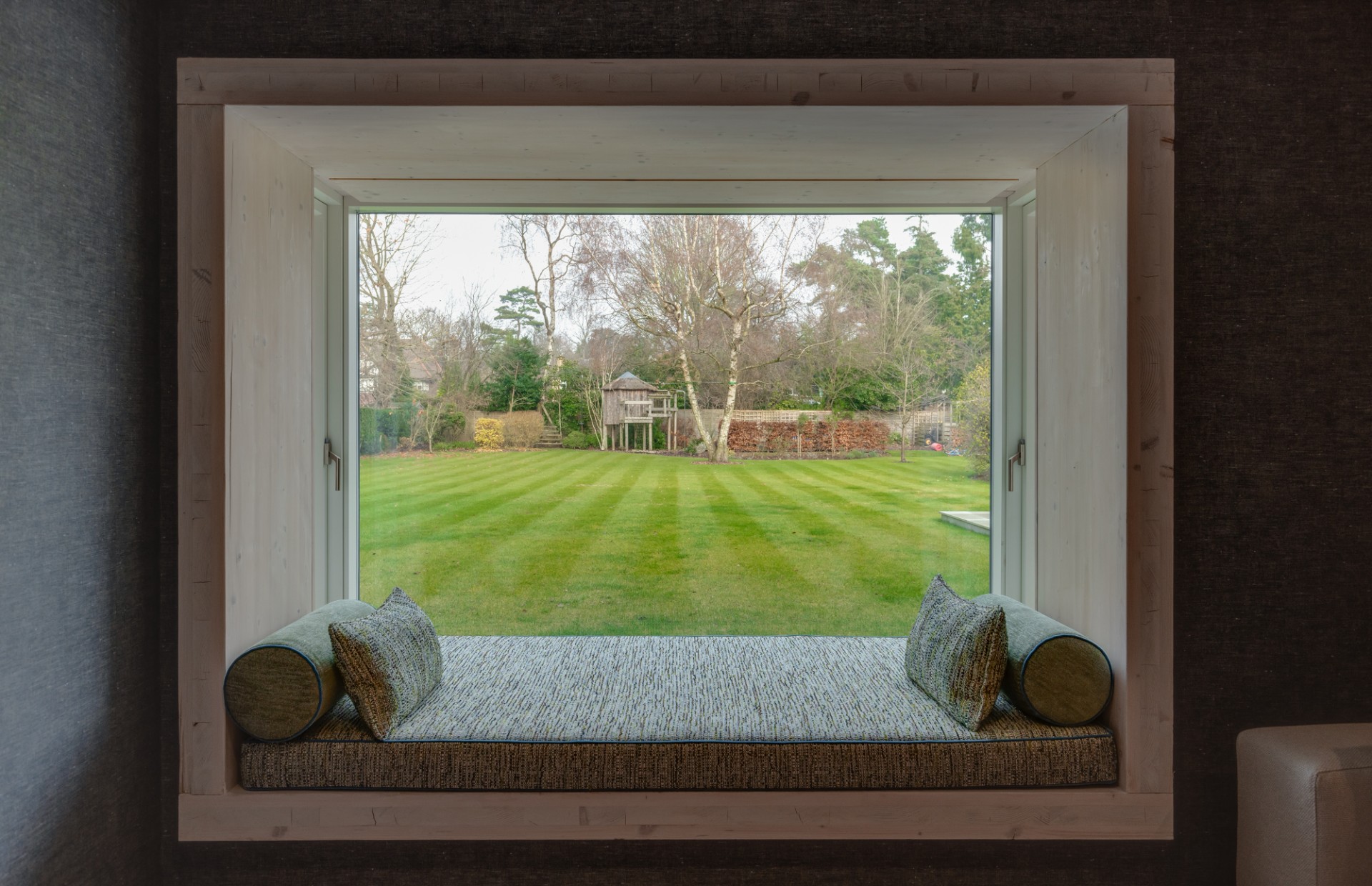 [team] image of teamwork in the studio