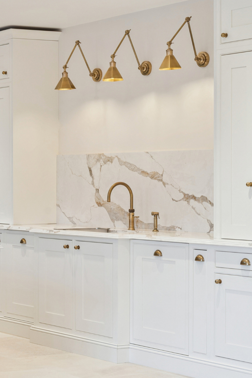 [team] image of teamwork in the studio