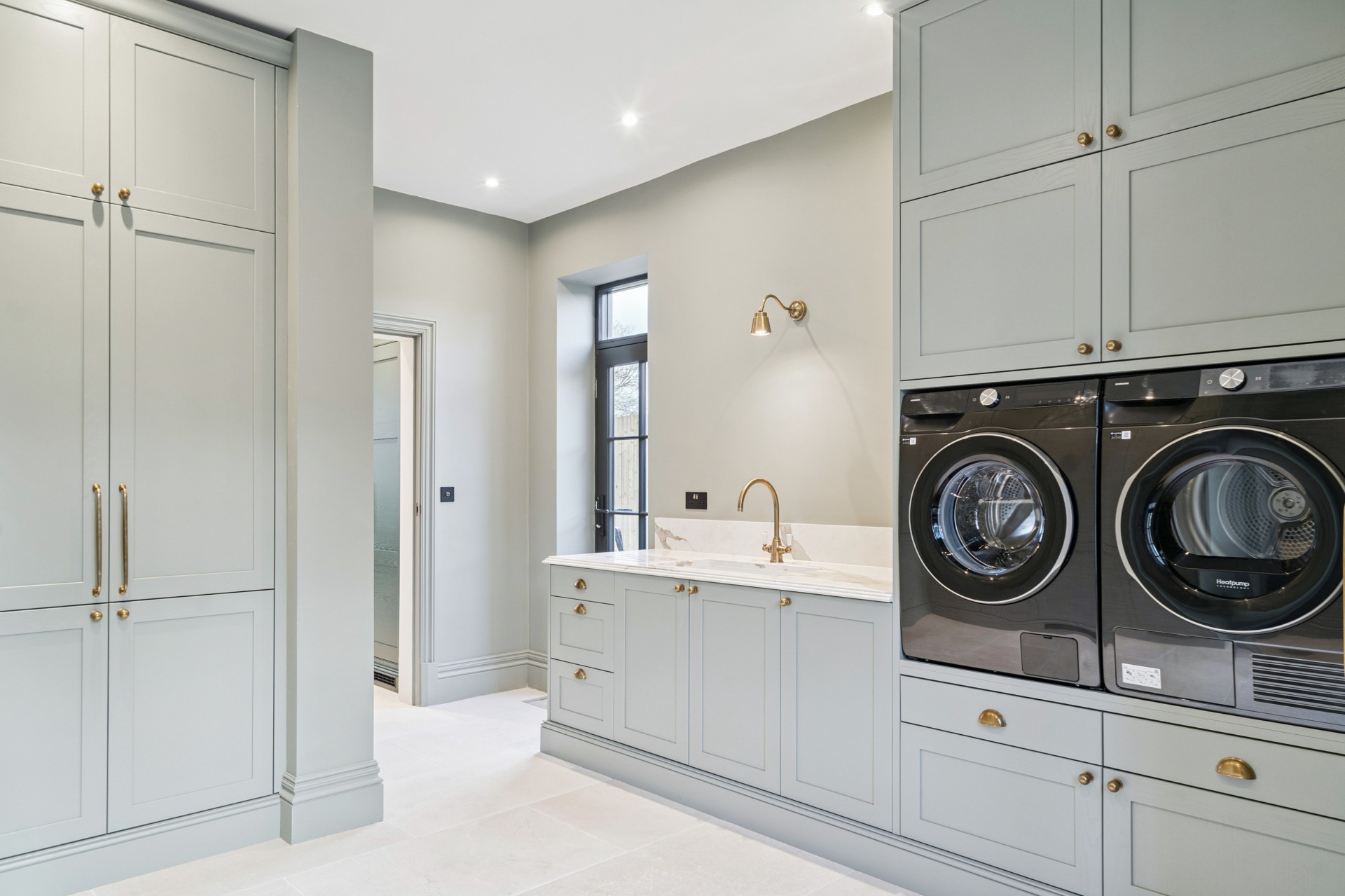 [team] image of teamwork in the studio