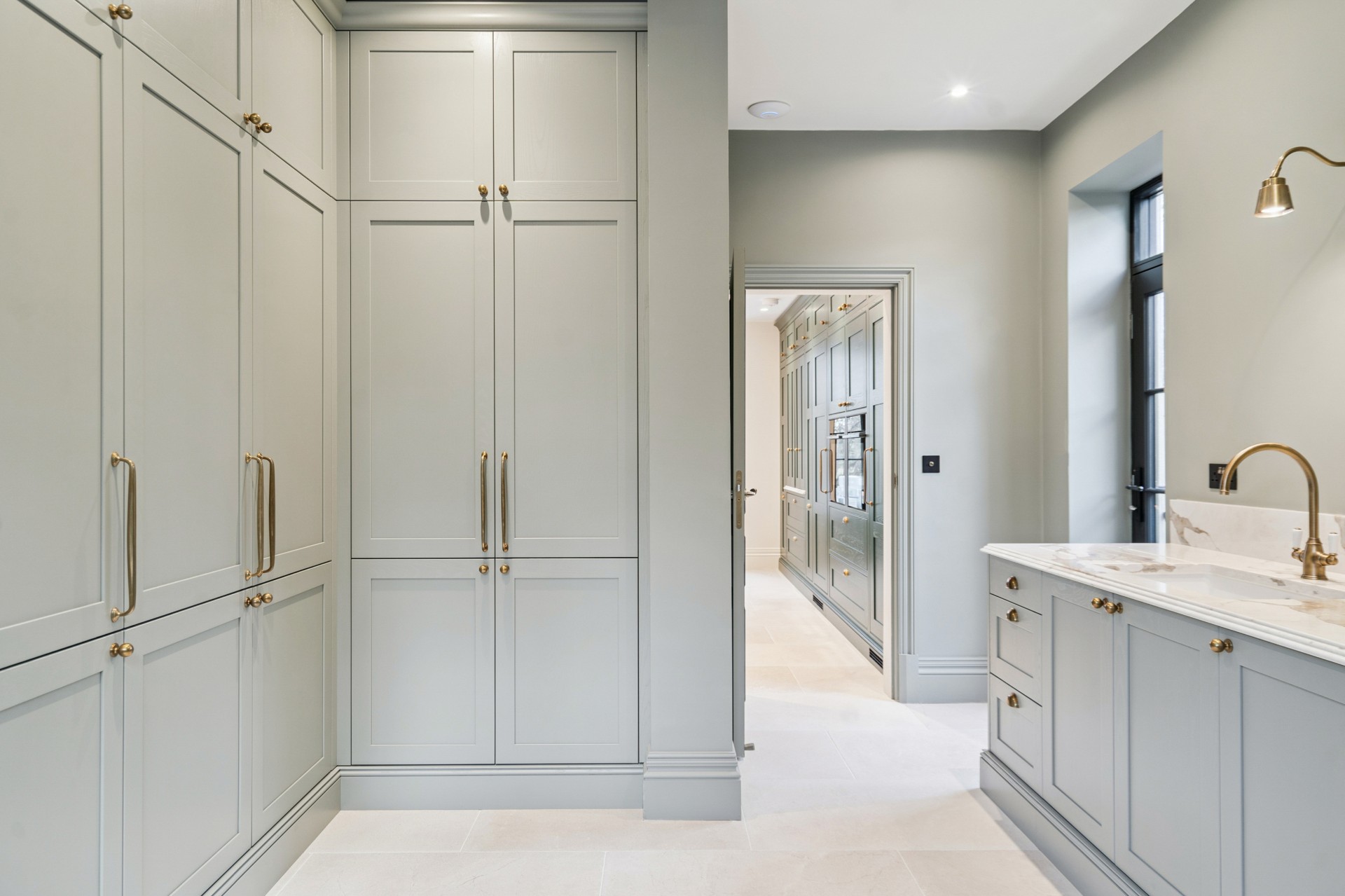 [team] image of teamwork in the studio