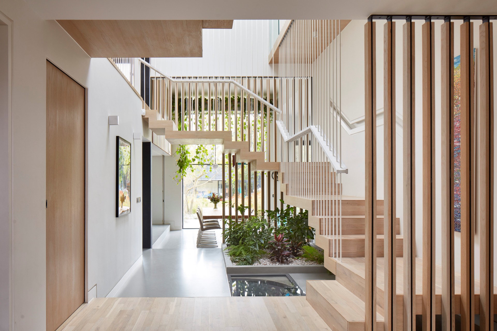 [team] image of teamwork in the studio