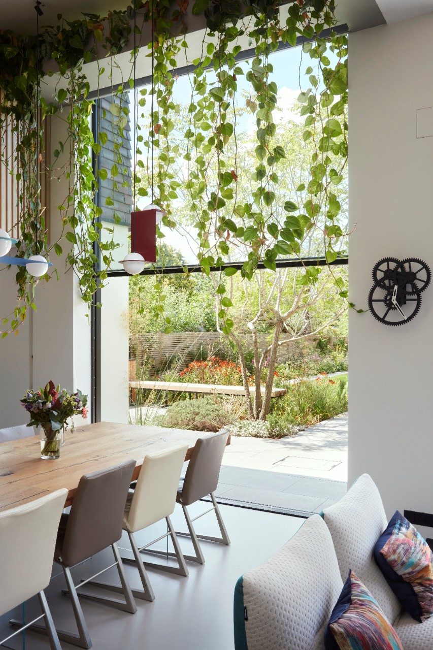 [team] image of teamwork in the studio