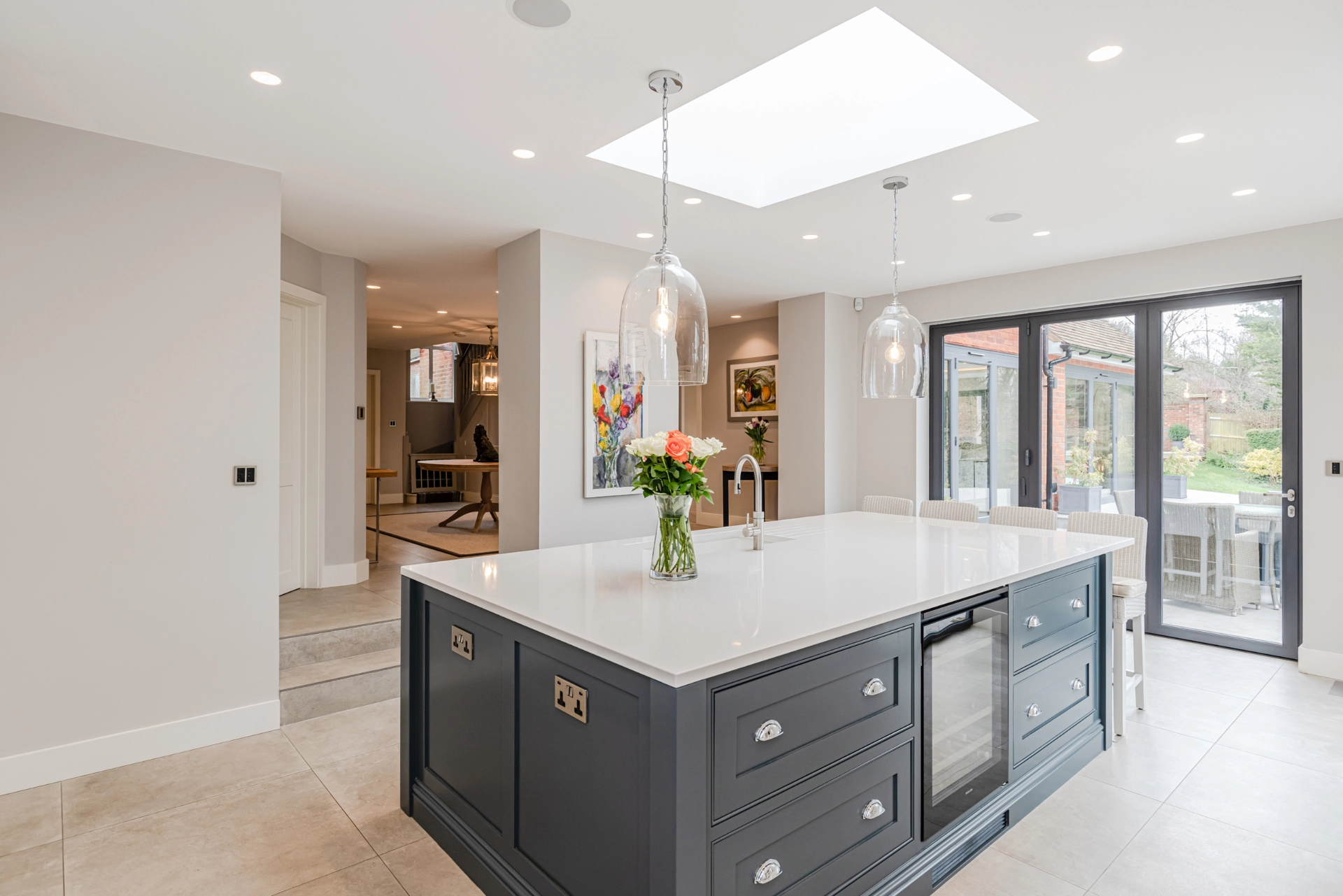 [team] image of teamwork in the studio