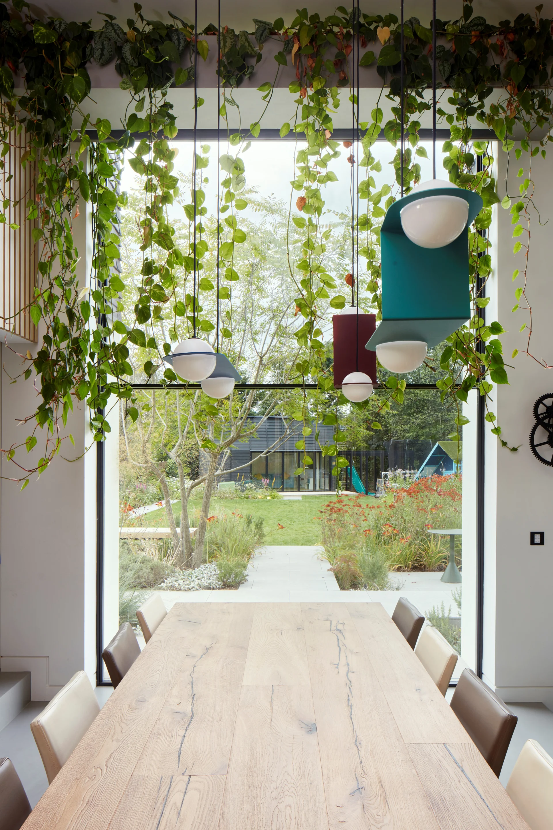 [team] image of teamwork in the studio