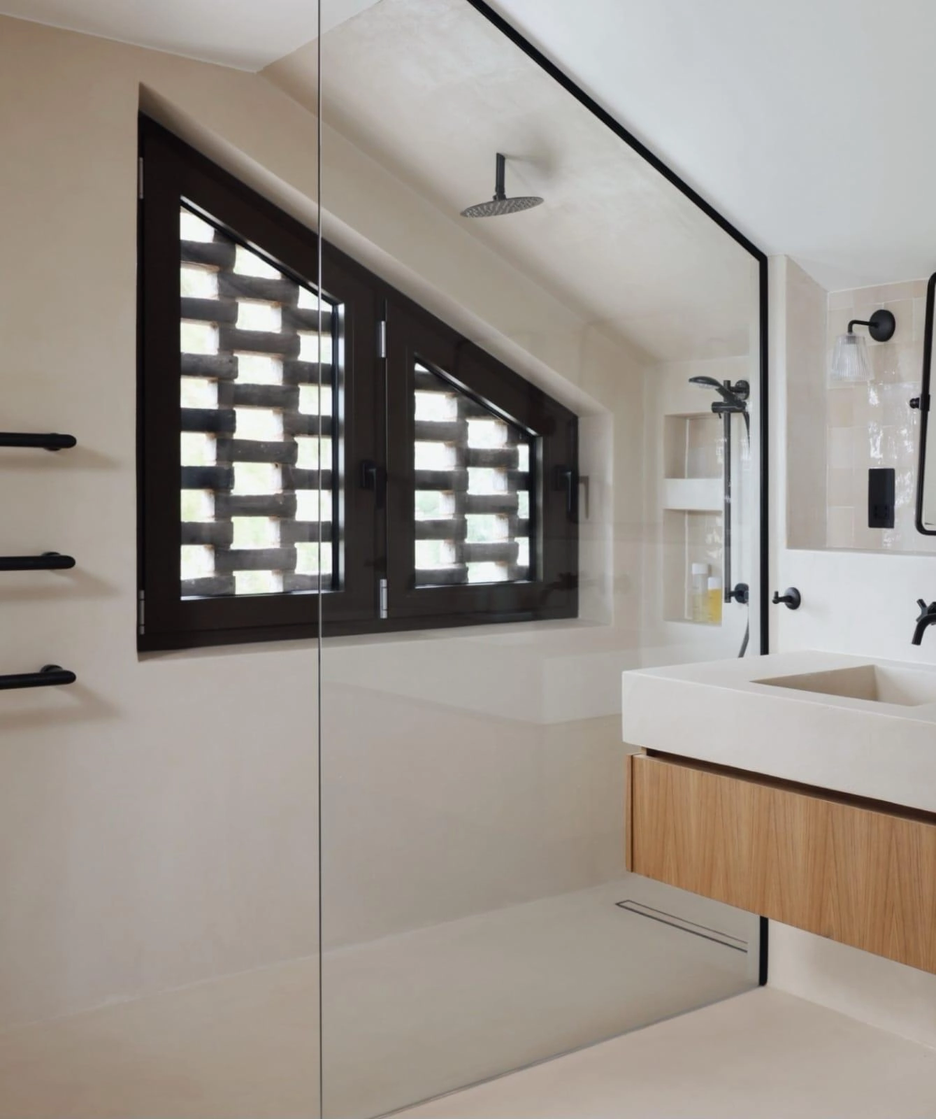 [team] image of teamwork in the studio