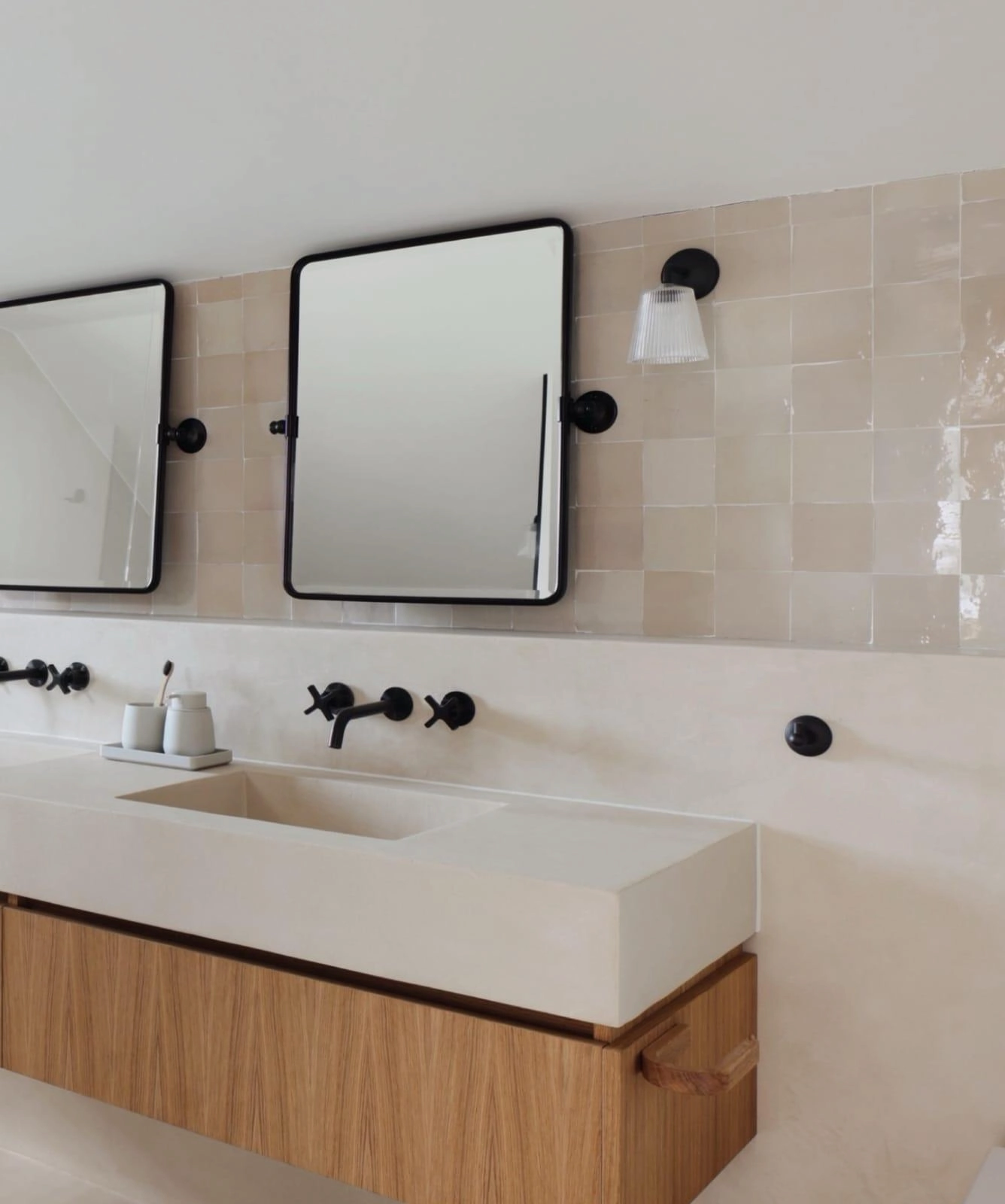 [team] image of teamwork in the studio