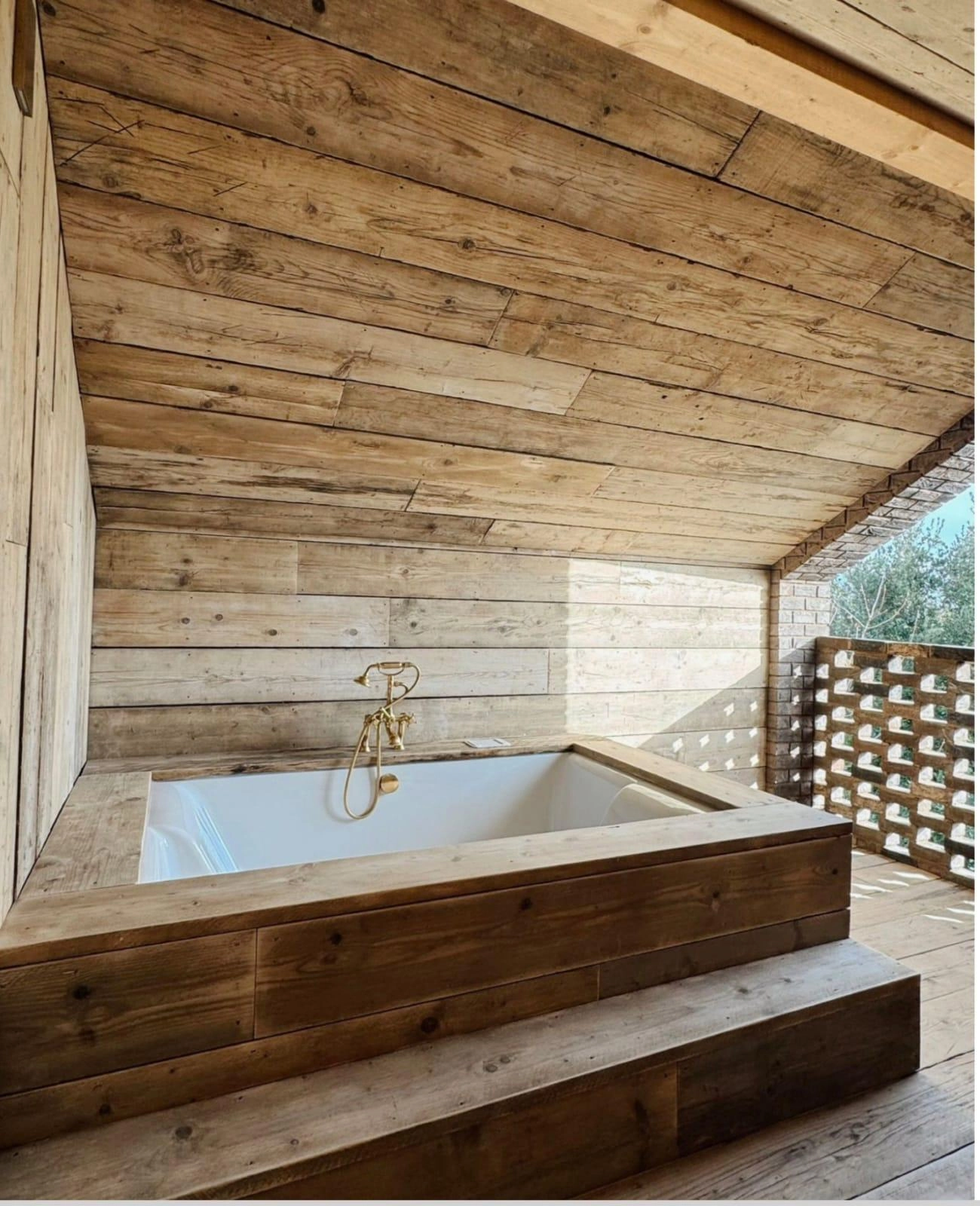 [team] image of teamwork in the studio