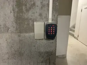 電気錠操作器の例（扉付近に設置）