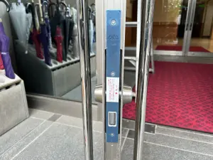 電気錠本体の例（扉内部に埋め込み）