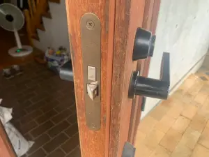 ラッチ不良を解消し玄関ドアを解錠