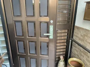 YKK玄関鍵交換作業の様子