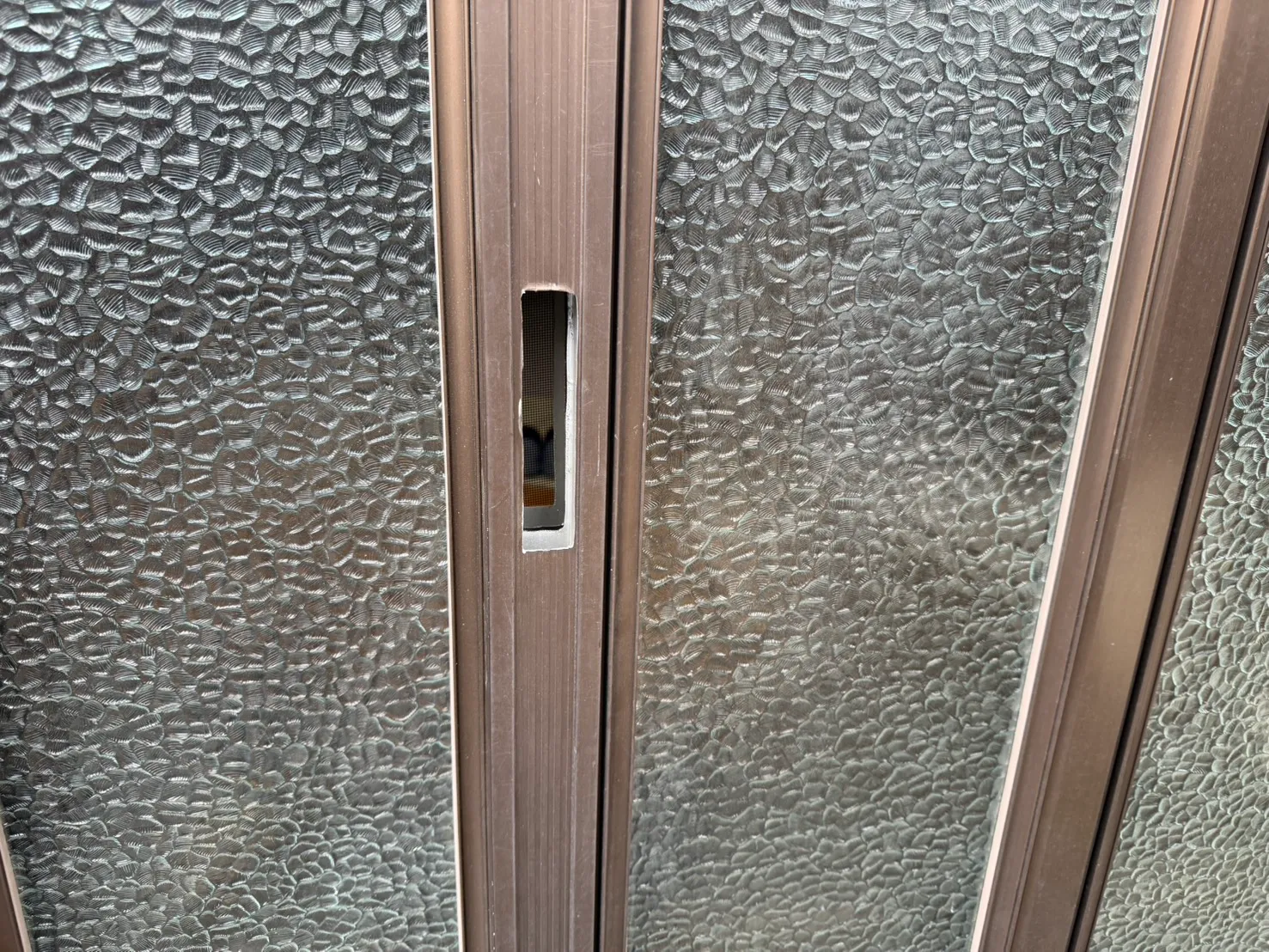 解決策|引き戸中央に新規錠前を設置