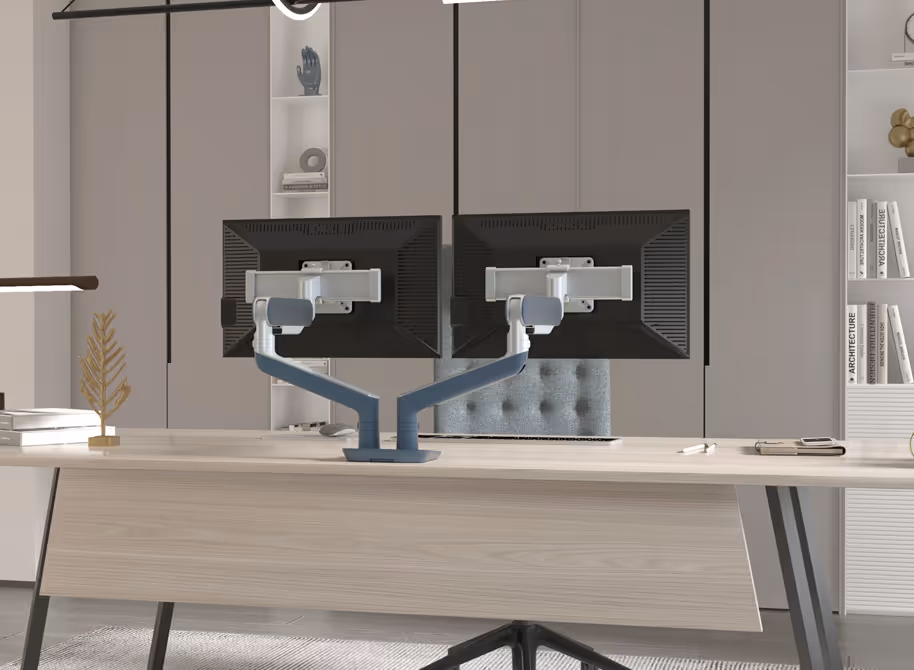 Moderne kantoorruimte met een houten bureau, dual-monitoren op een verstelbare arm, een grijze bureaustoel en ingebouwde wandplanken met boeken en decoraties.