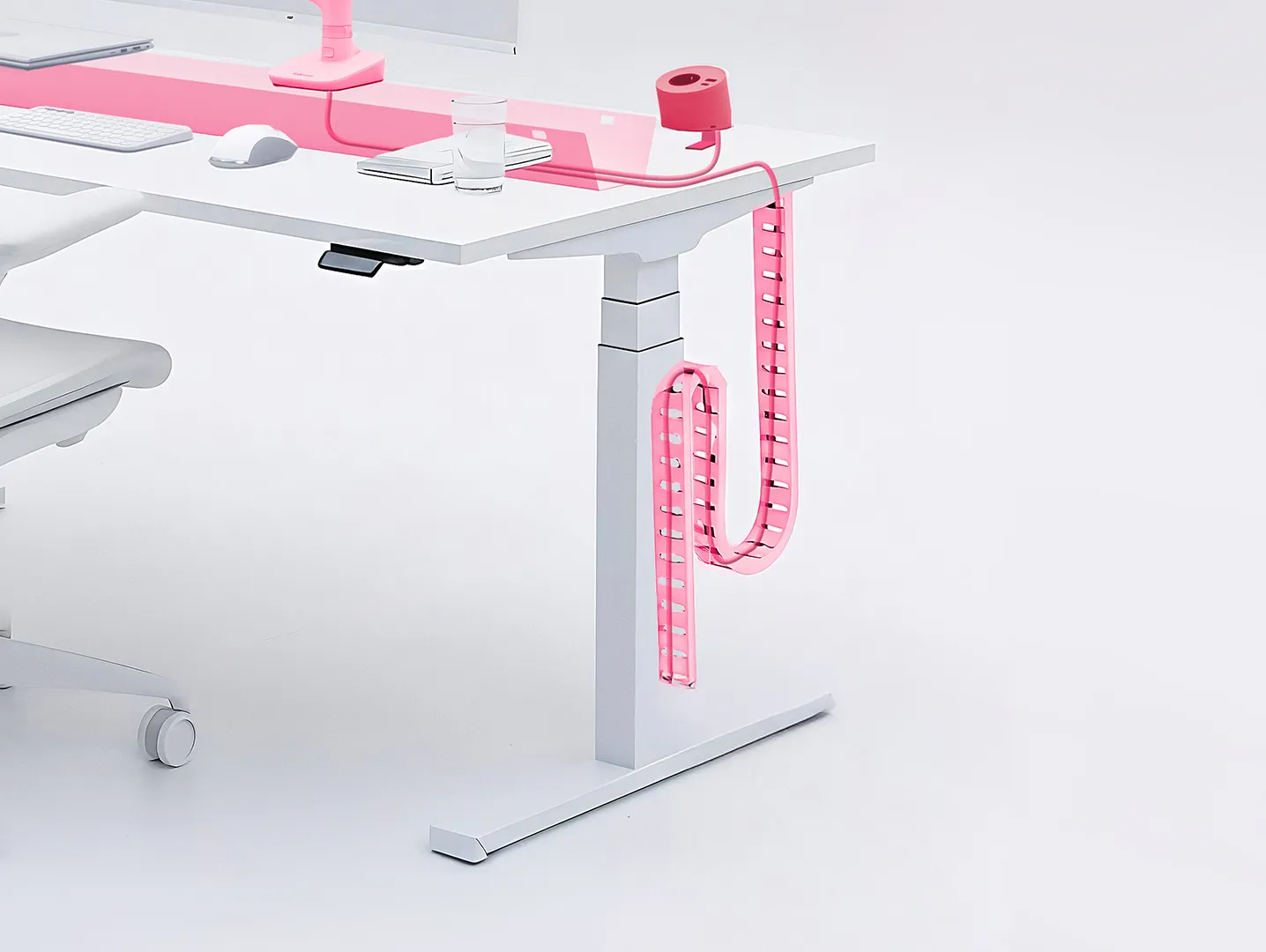 Witte bureau met kabelmanagement dat kabels netjes langs het bureaupoot leidt.