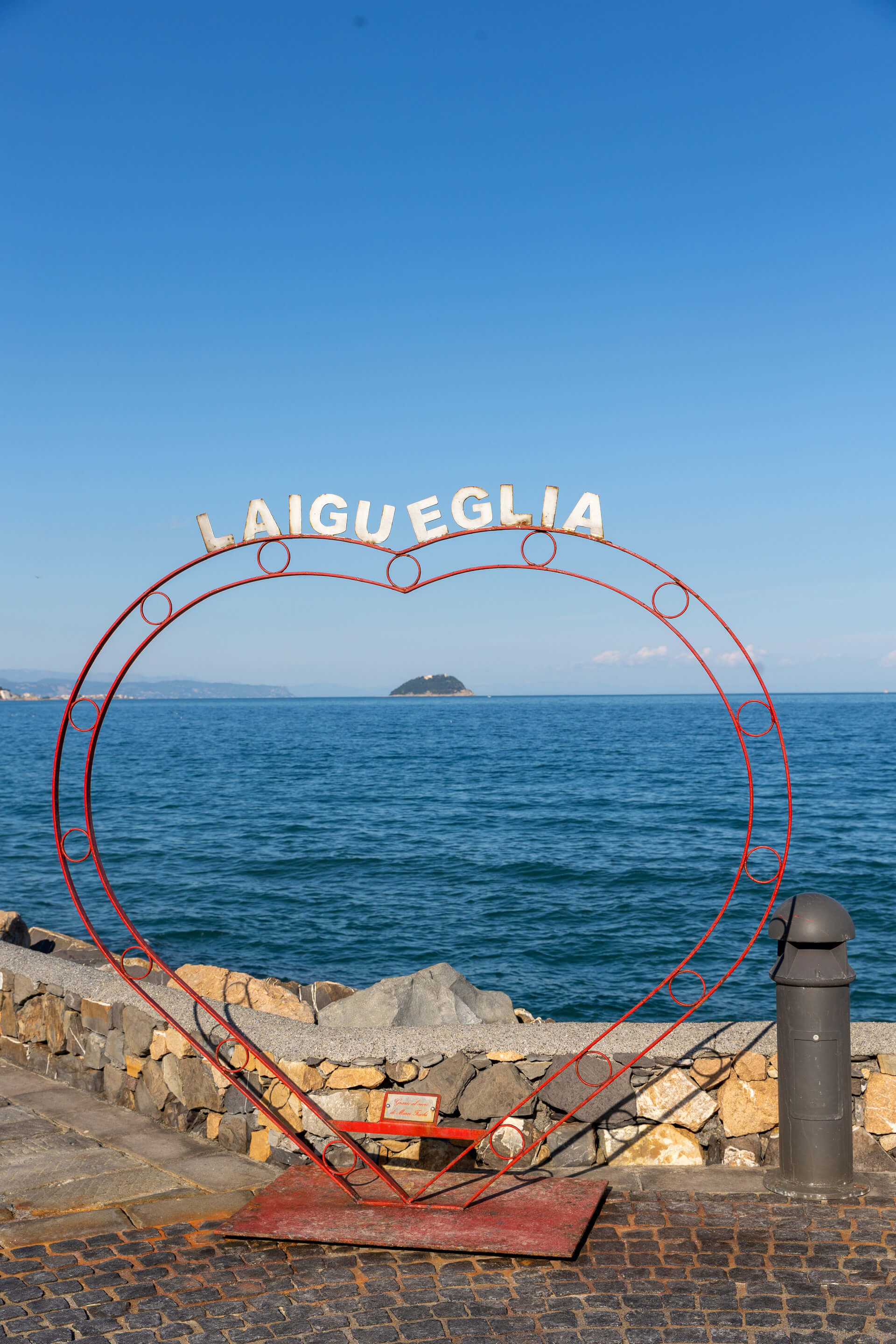 Laigueglia vista dall'alto, borgo medievale sul mare del ponente ligure