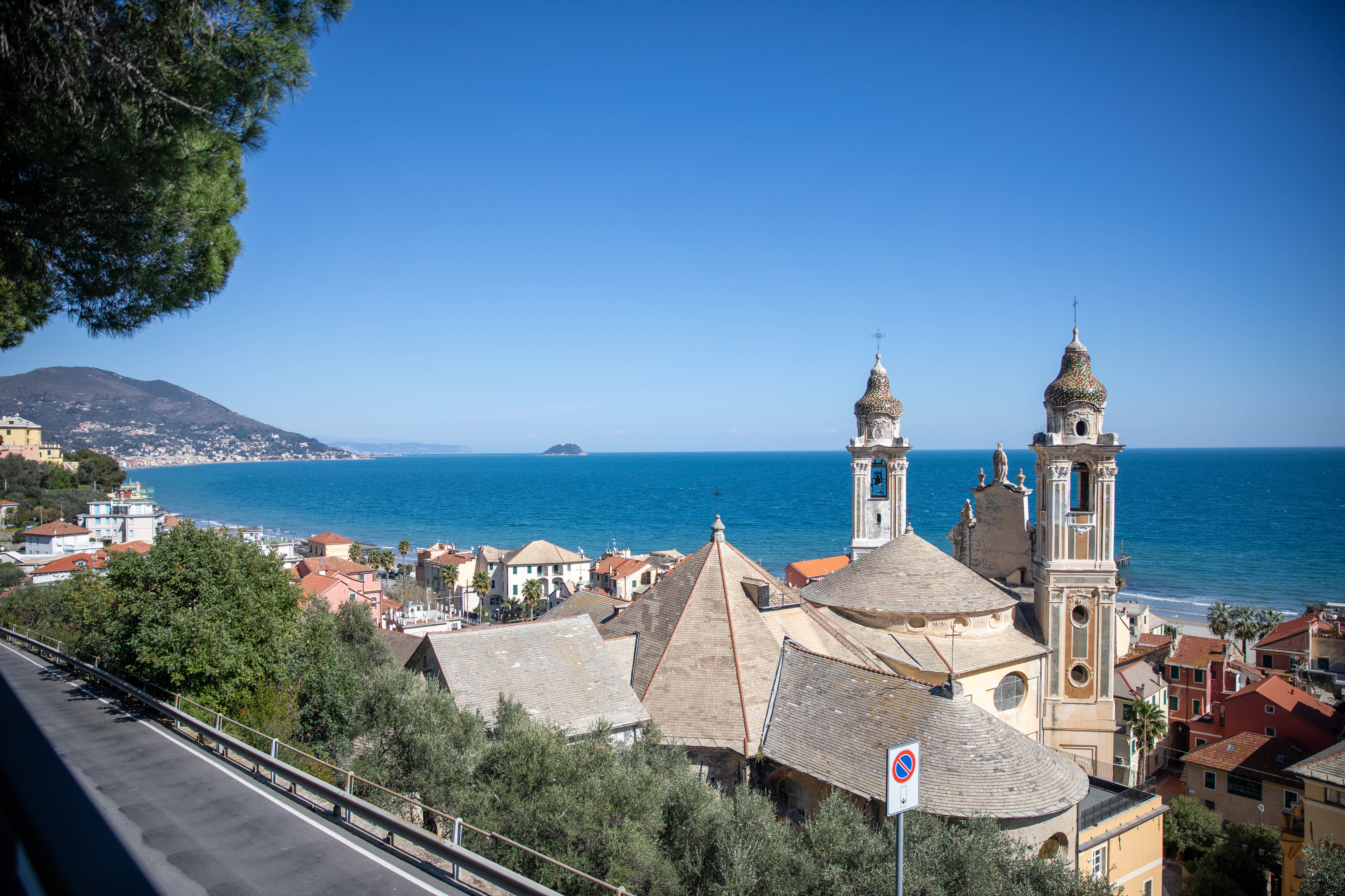 Laigueglia vista dall'alto, borgo medievale sul mare del ponente ligure