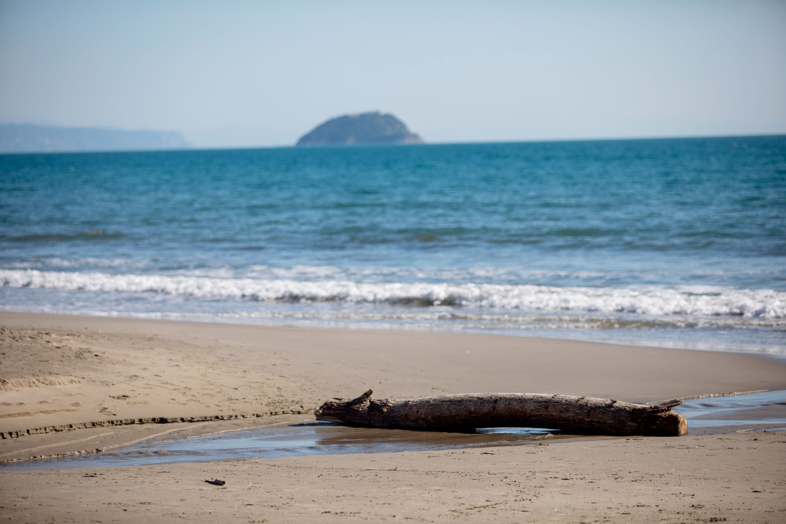 Laigueglia’s public beach, on the western coast of Liguria, with fine sand and clear waters
