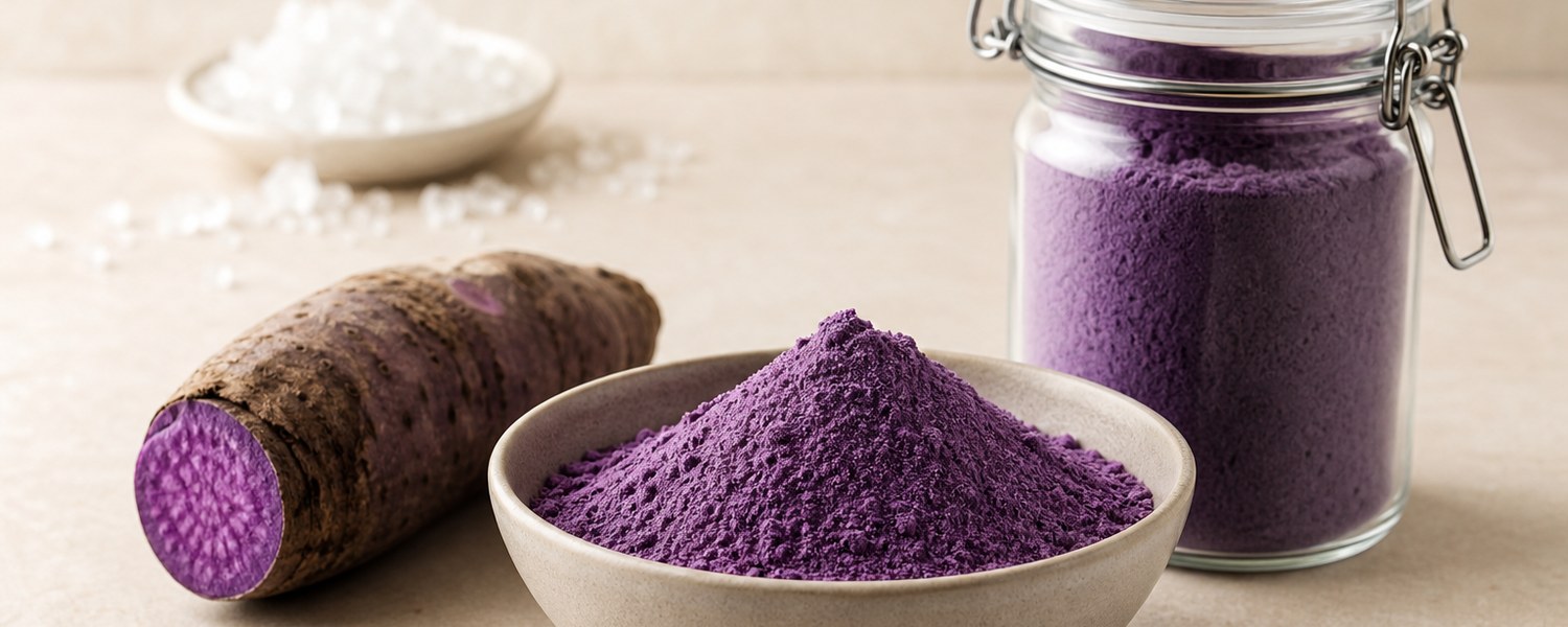 Bol de poudre d’ube violette et bocal fermé pour conservation au sec