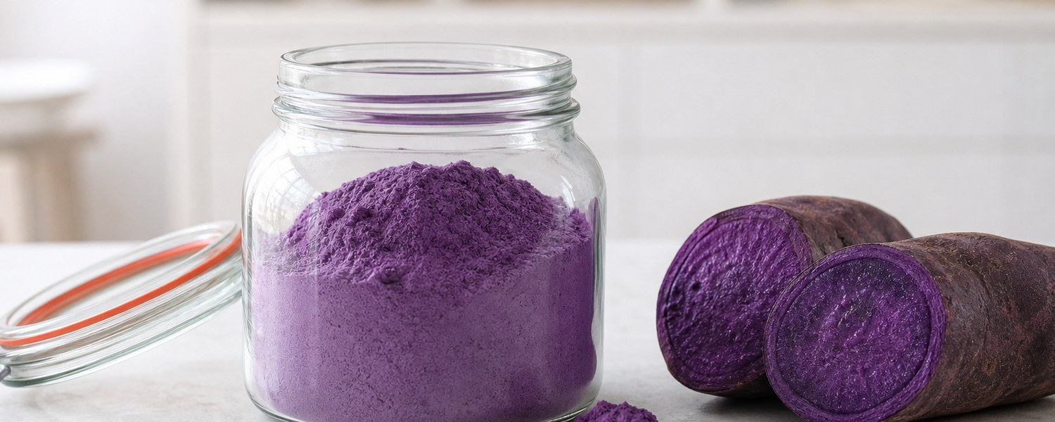 Poudre d’ube violette dans un bocal hermétique neutre avec tubercule d’ube