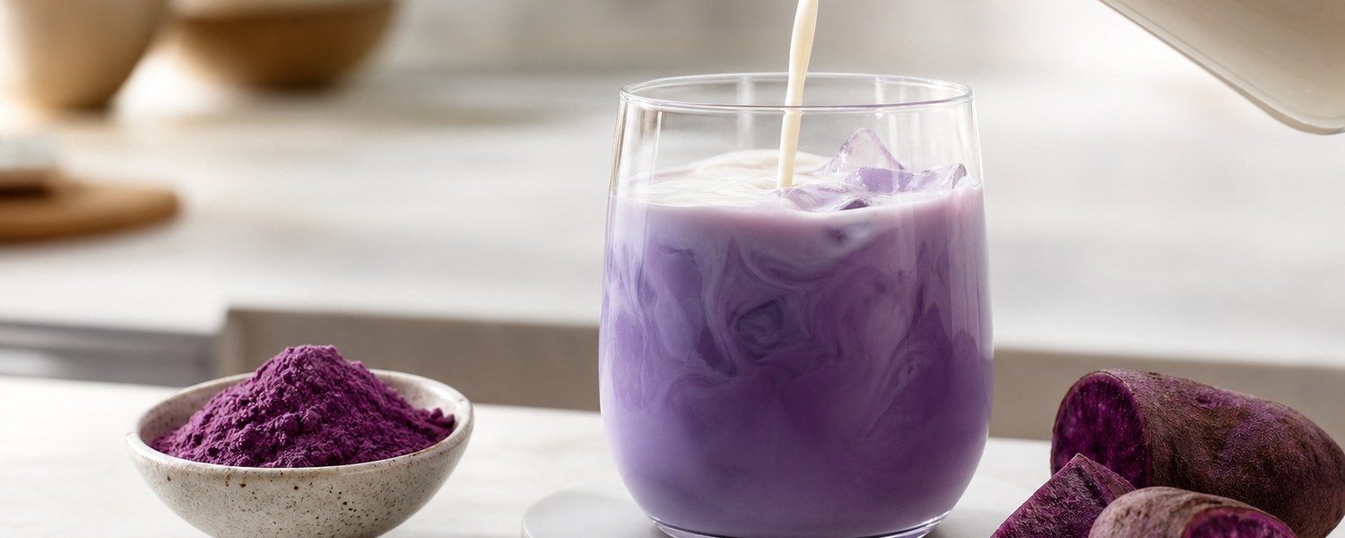 Ube latte sans sucre violet avec poudre d’ube et morceaux d’ube