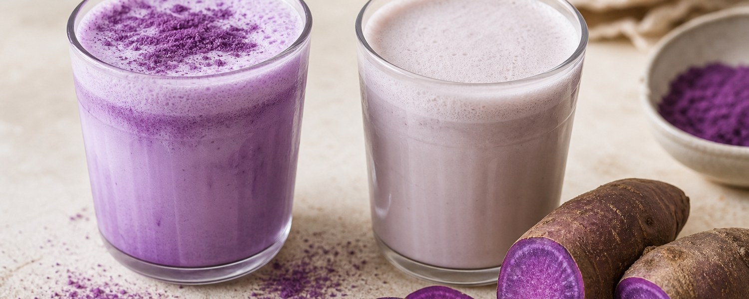 Ube latte violet et taro latte plus clair servis côte à côte