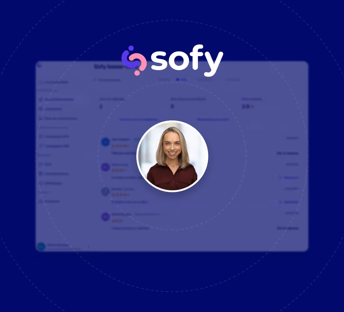 Portrait souriant d'une femme aux cheveux blonds avec le logo Sofy au-dessus sur un fond bleu flou de tableau de bord.