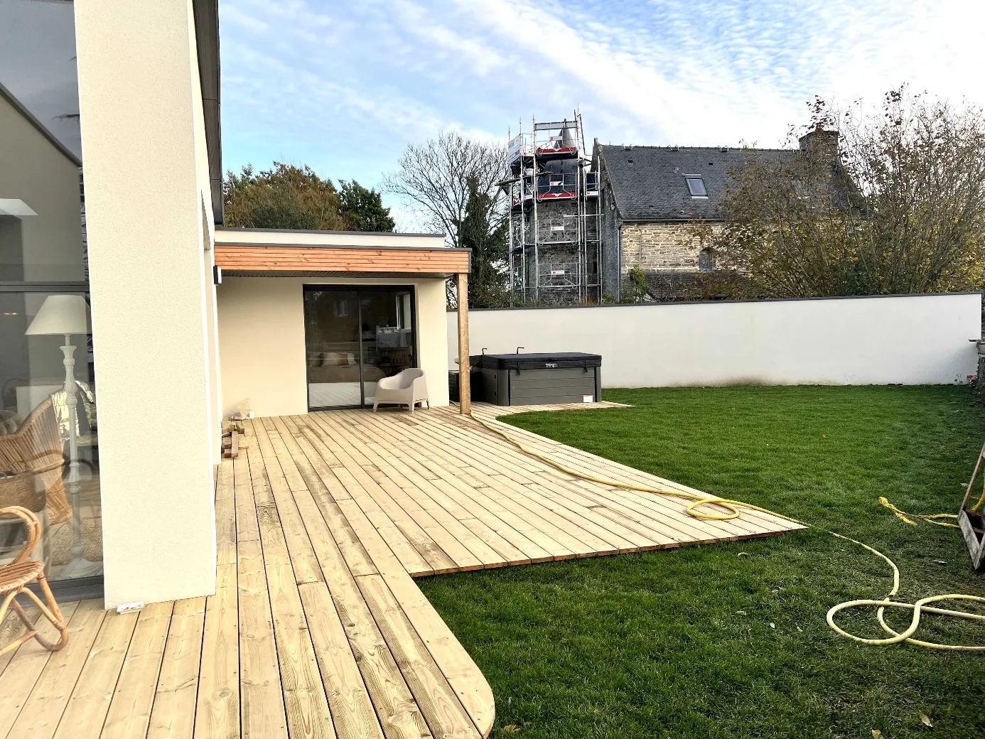 Morlaix Communauté (29) le détachement du terrain au premier plan a permis à la personne constructrice de la maison neuve d’accéder à la propriété en cœur de ville (projet BIMBY) tandis que le produit de la vente contribue au sauvetage de la bâtisse ancienne à l’arrière-plan (projet BUNTI).