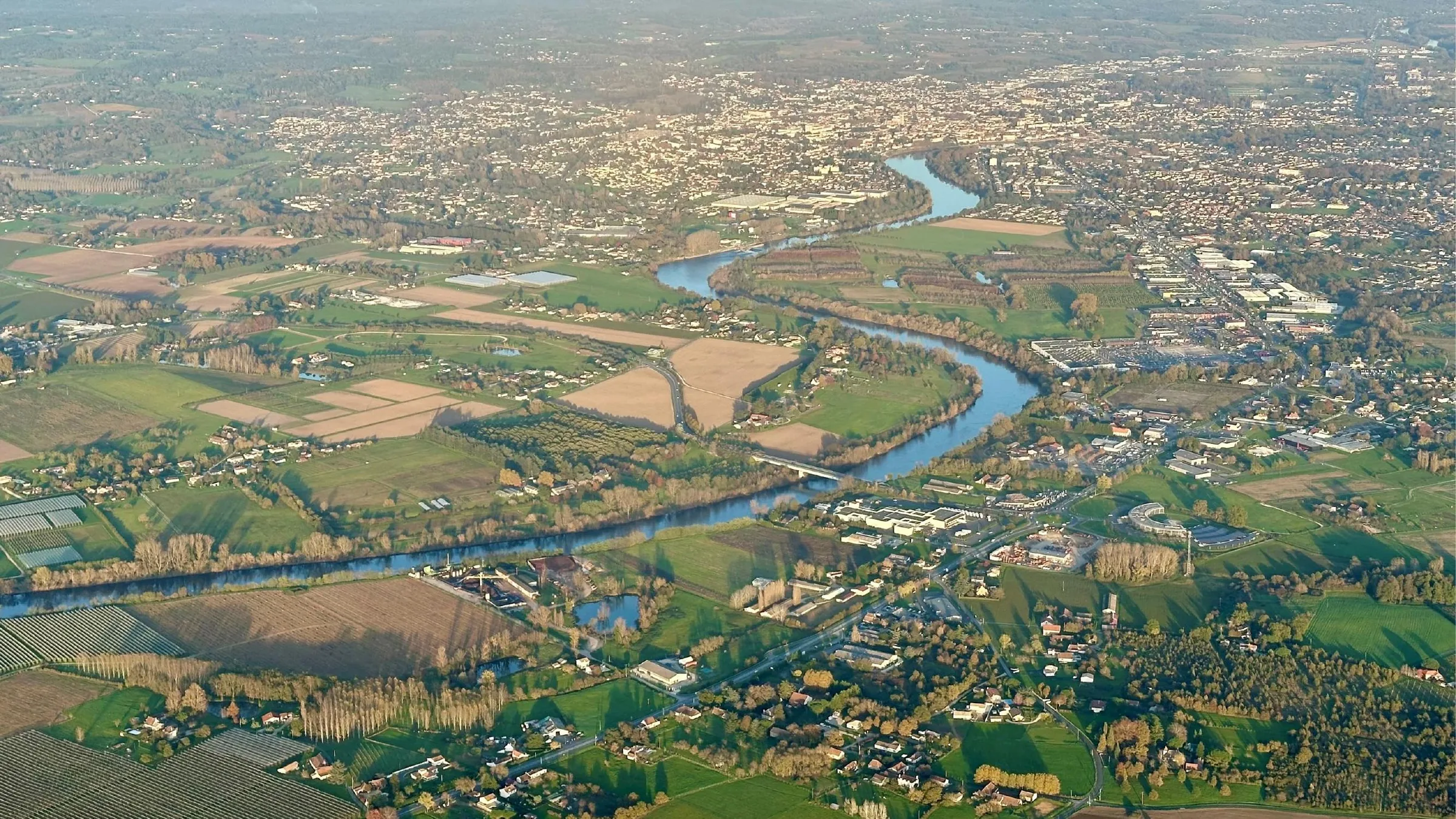 Vue aérienne de la vallée de la Dordogne et de l'agglomération bergeracoise