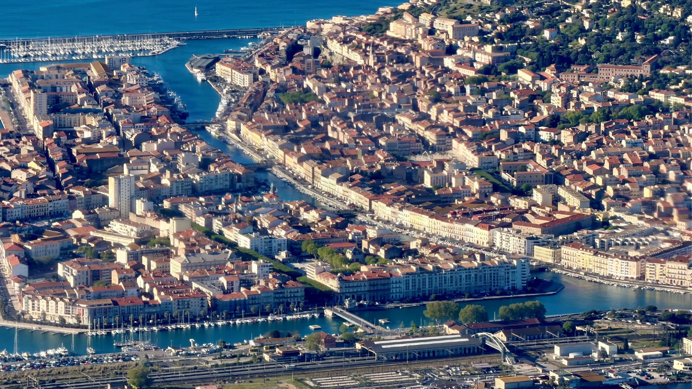 Vue aérienne du centre historique et des ports de Sète