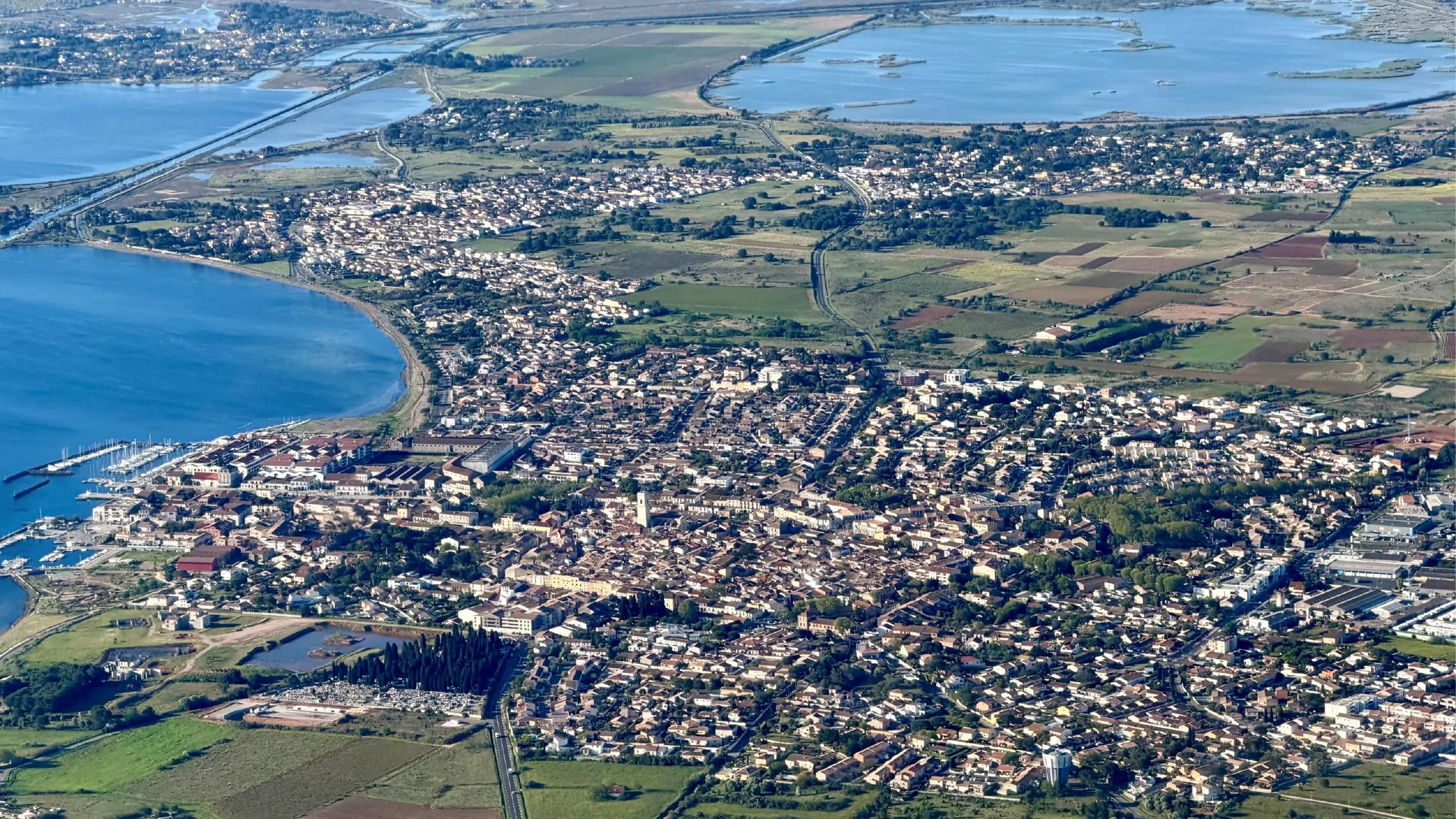 Tissu urbain dense en frange d'étang et zones naturelles